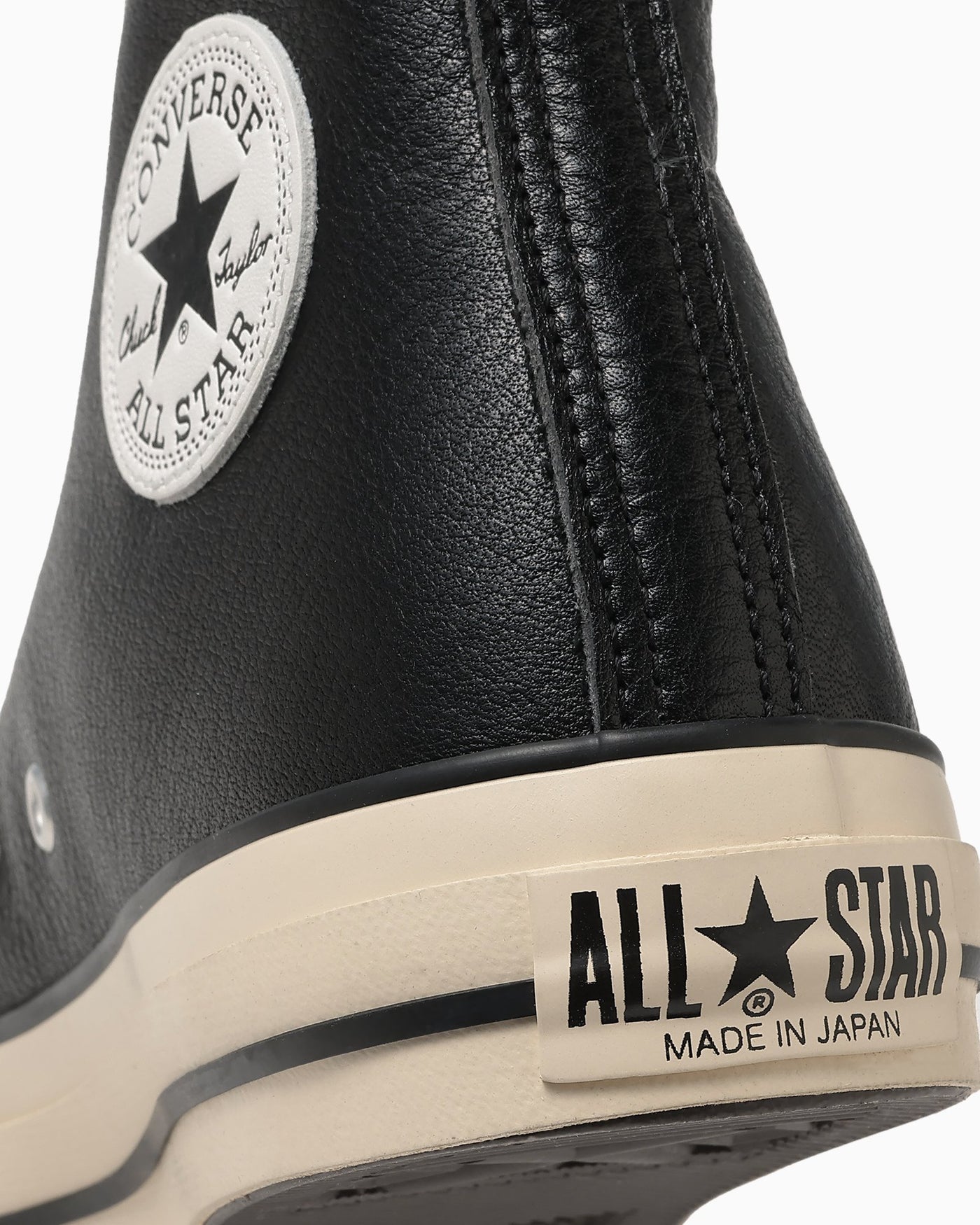 踵のアップ:革の縫い目とヒールラベル。写真:CONVERSE公式31312810商品ページ