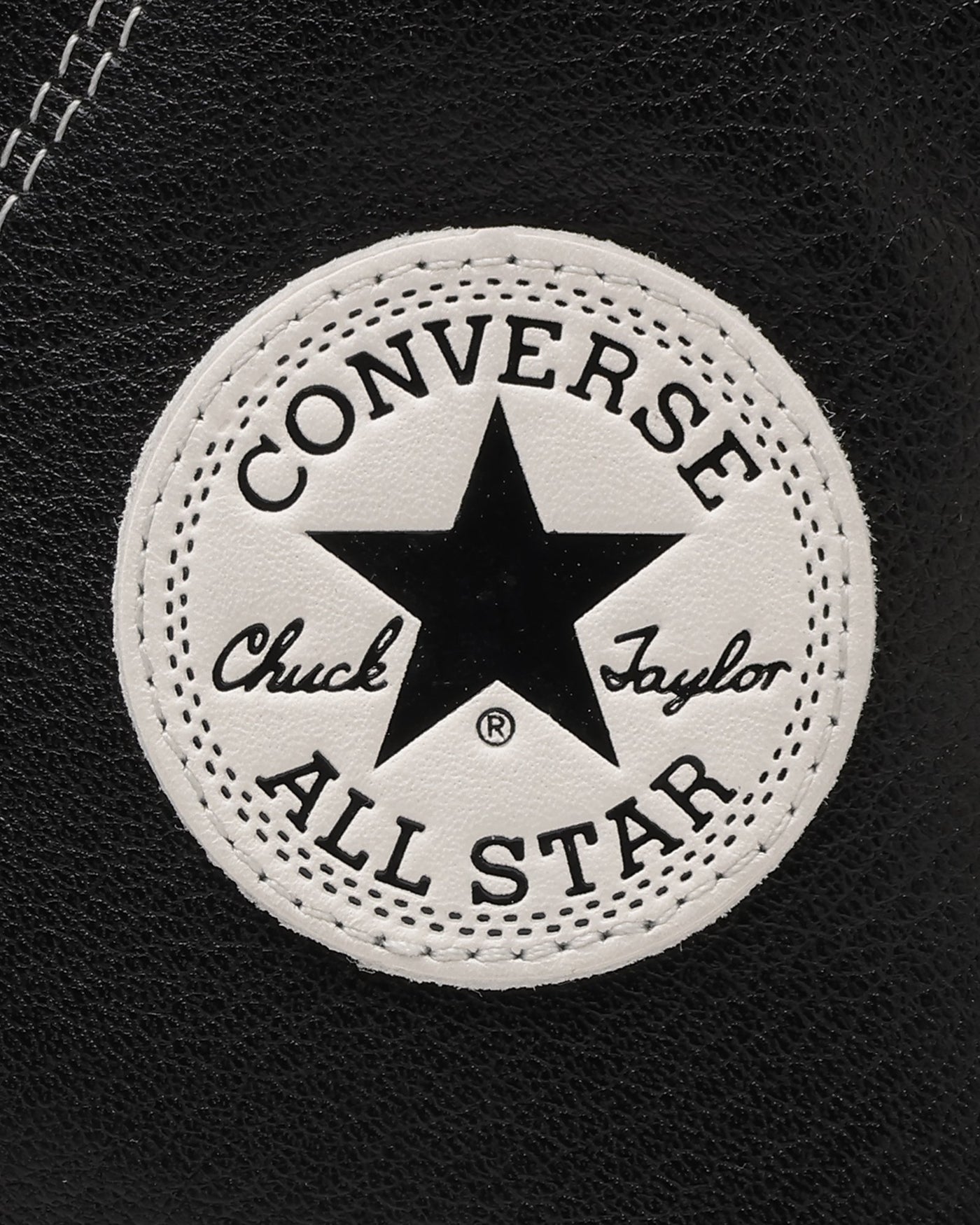 パッチのアップ:白地に黒い星と文字。写真:CONVERSE公式31312810商品ページ