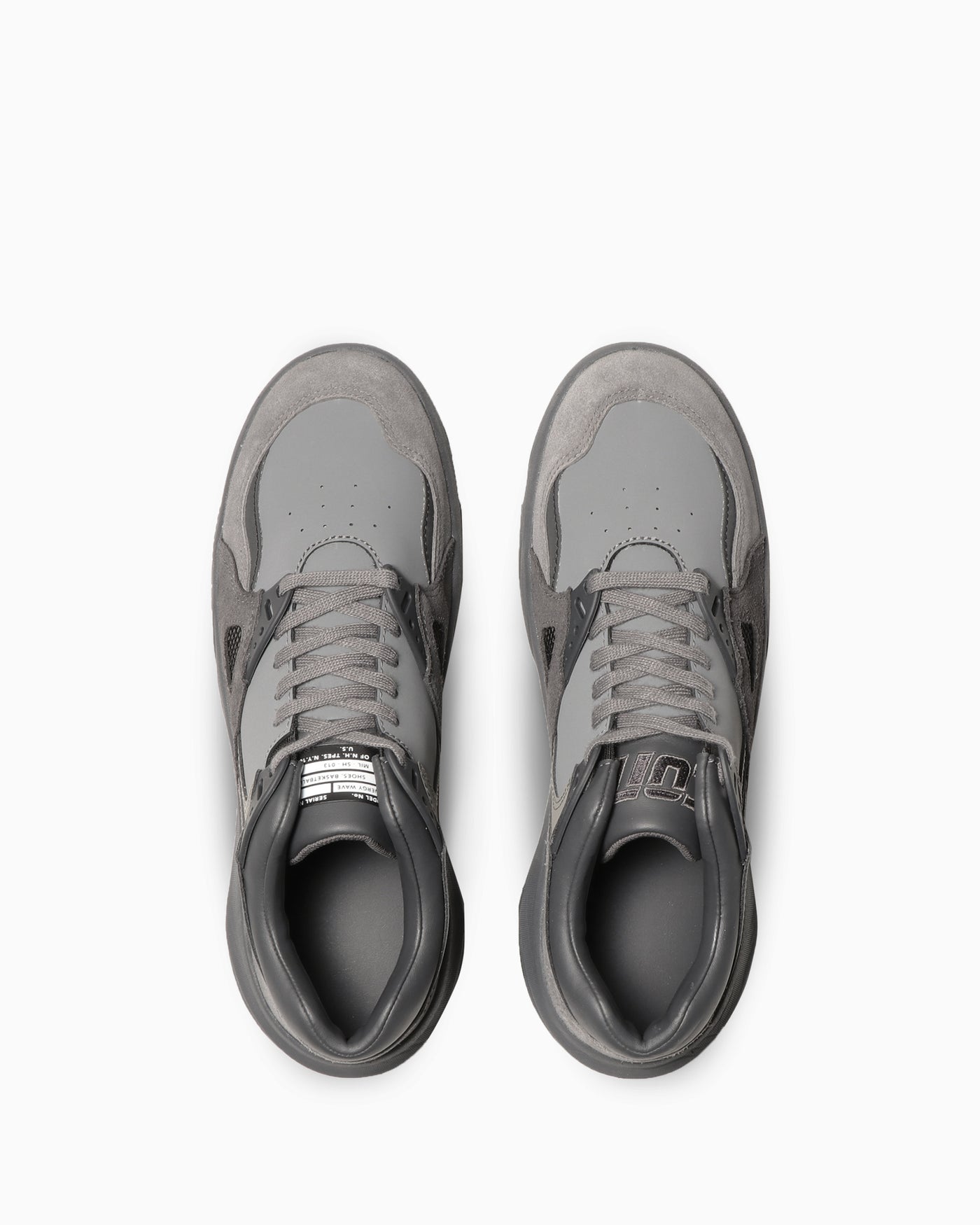 真上：左右で異なるタンの表示。写真：CONVERSE公式34201380商品ページ