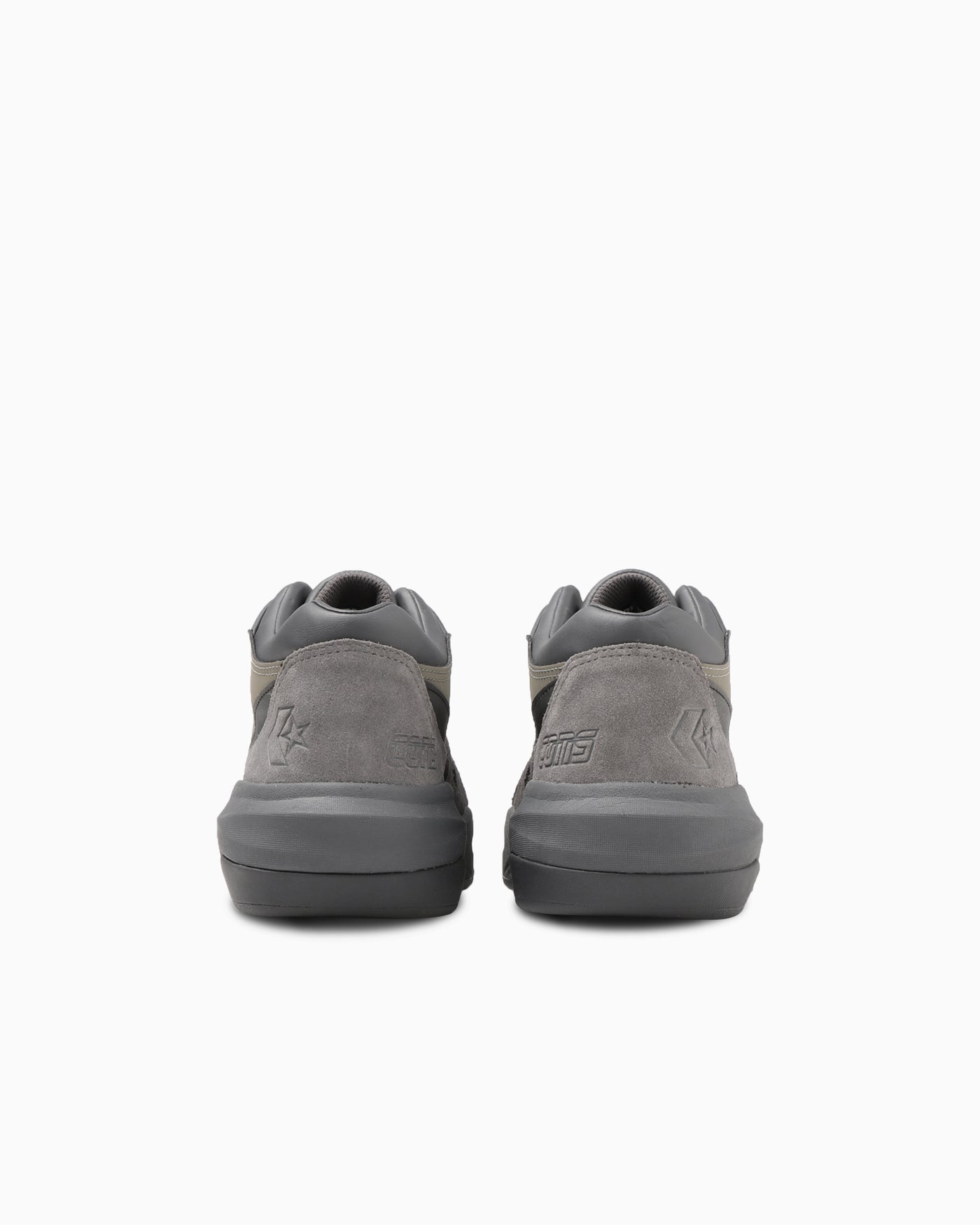 後ろ姿：スエードの踵と左右のマーク。写真：CONVERSE公式34201380商品ページ