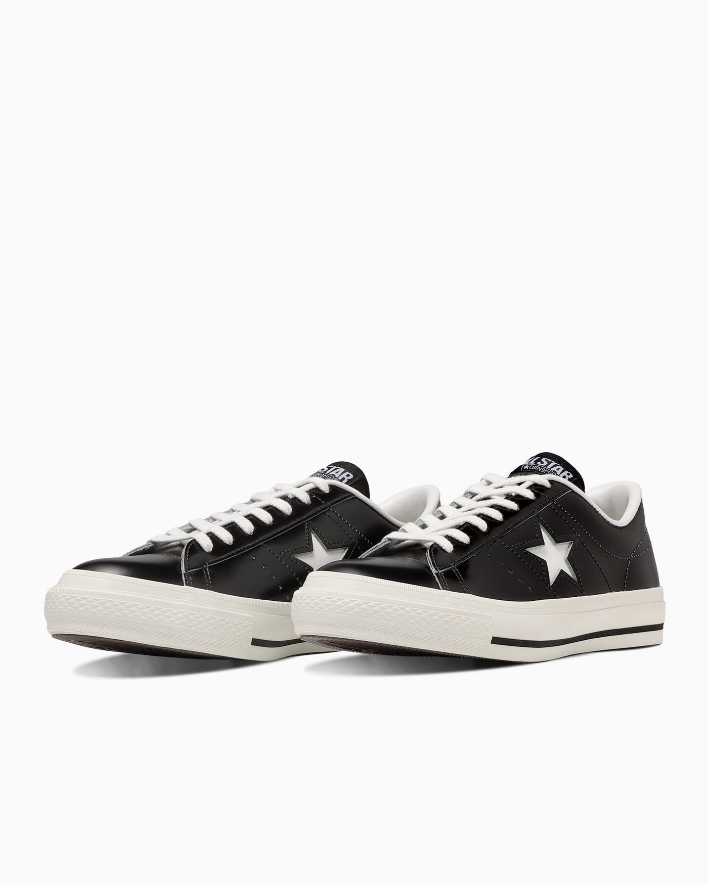 斜め前のペア：黒いレザーと白い星。写真：CONVERSE公式32346511商品ページ