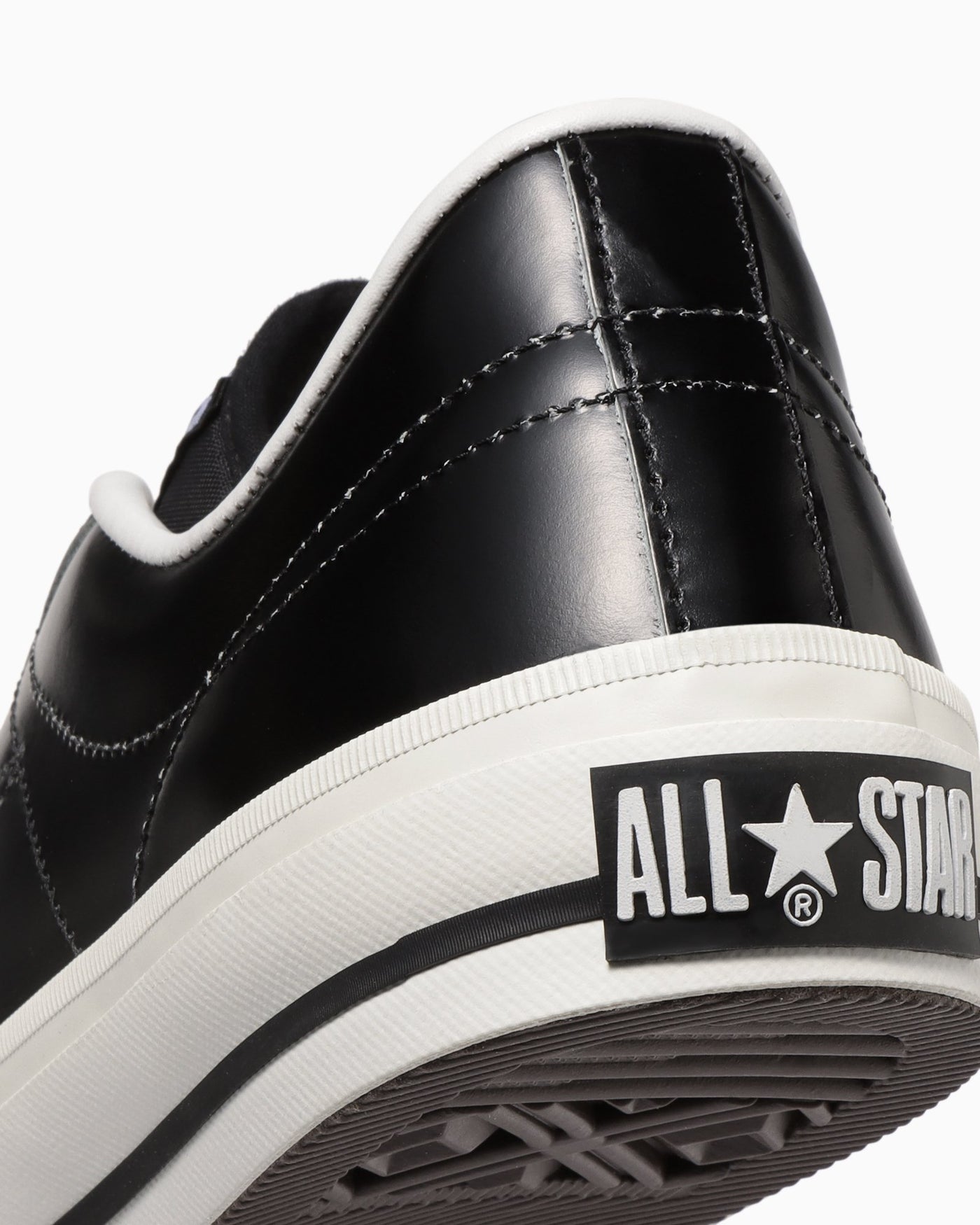 拡大：踵の縫い目とヒールラベル。写真：CONVERSE公式32346511商品ページ