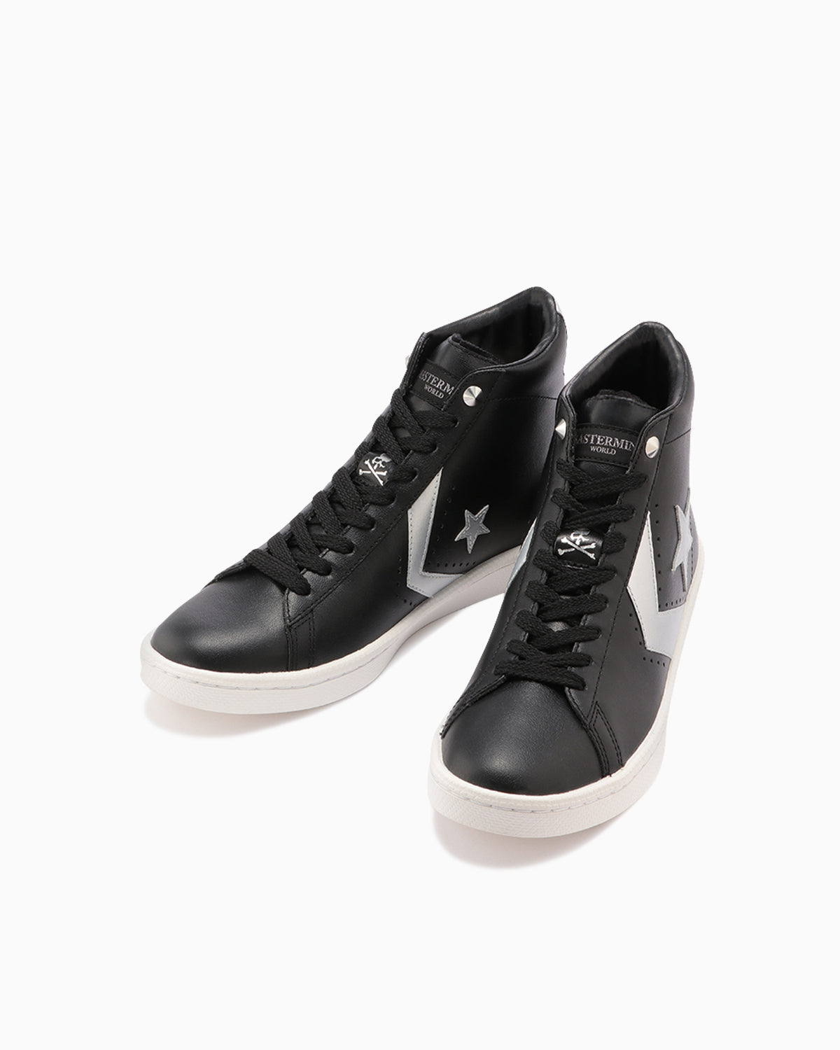 斜め前のペア：黒レザー・太いひもと銀色のスタッズ。写真：CONVERSE公式34200960商品ページ
