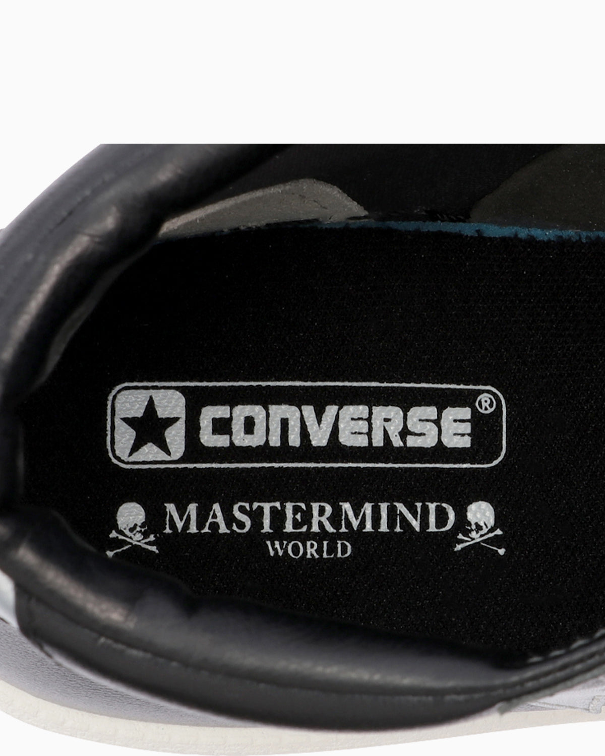 中敷のアップ：CONVERSEとMASTERMIND WORLDの文字。写真：CONVERSE公式34200960商品ページ