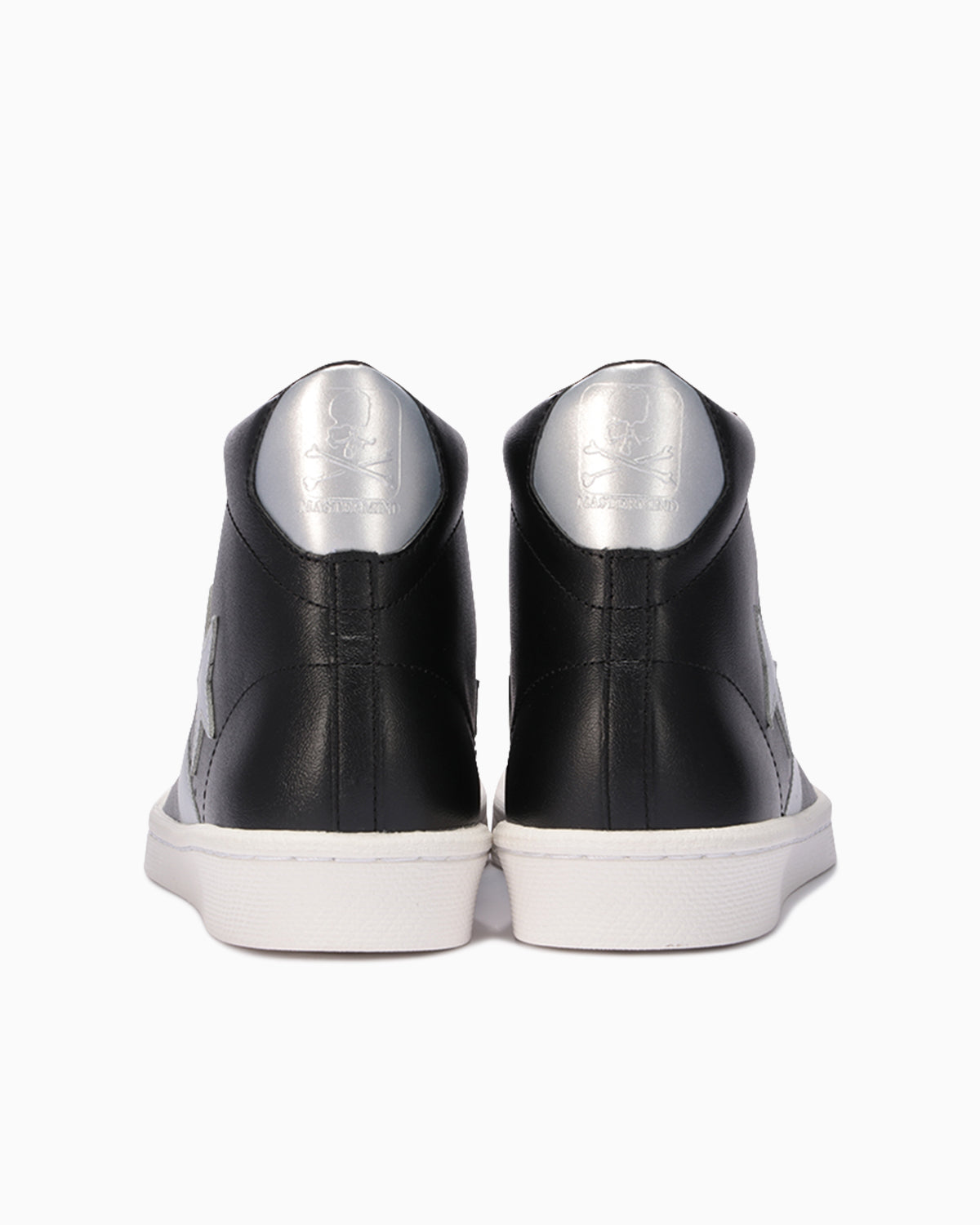 後ろ姿：スカルを配した銀色の履き口バック。写真：CONVERSE公式34200960商品ページ