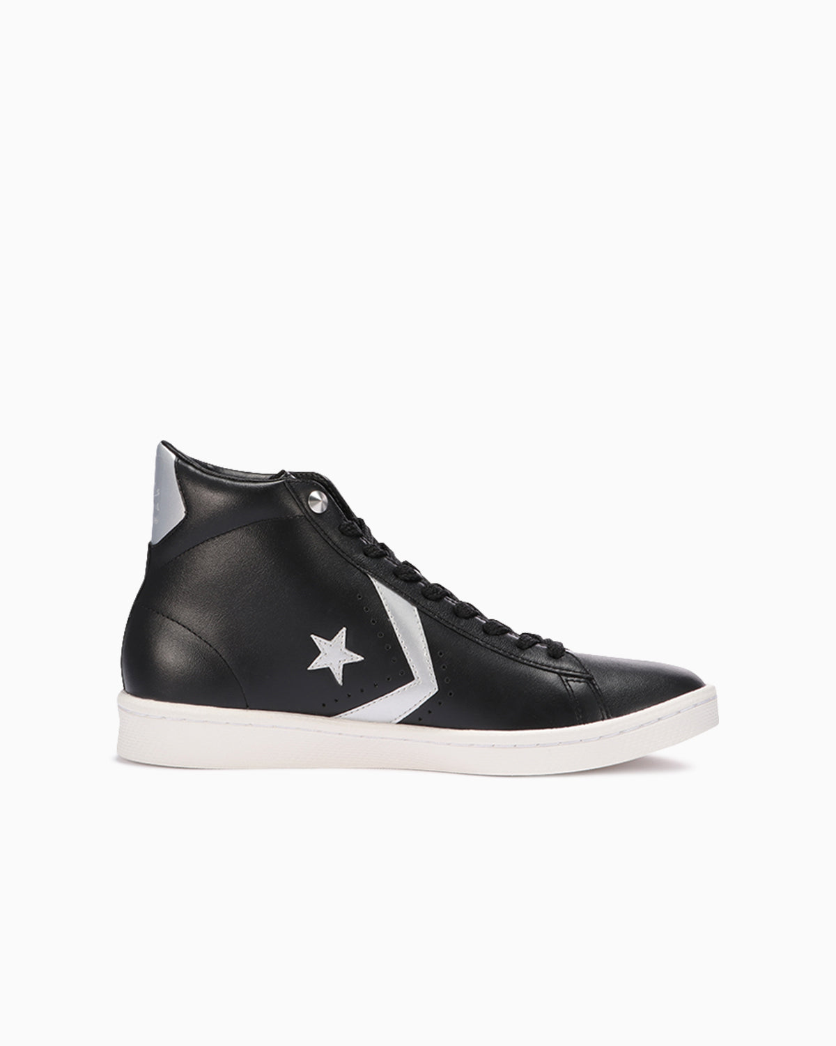 内側面：外側より小さな星と穴の並び。写真：CONVERSE公式34200960商品ページ
