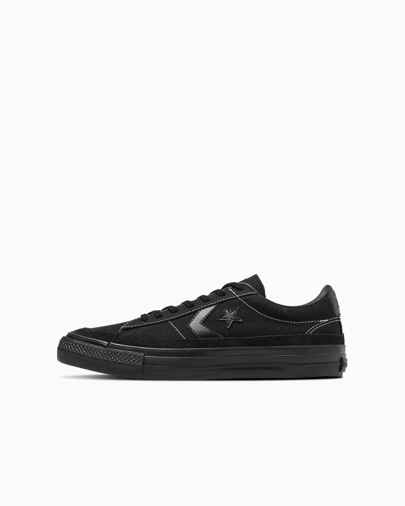 側面：黒いシェブロン＆スターと裾のスエード。写真：CONVERSE公式34201681商品ページ
