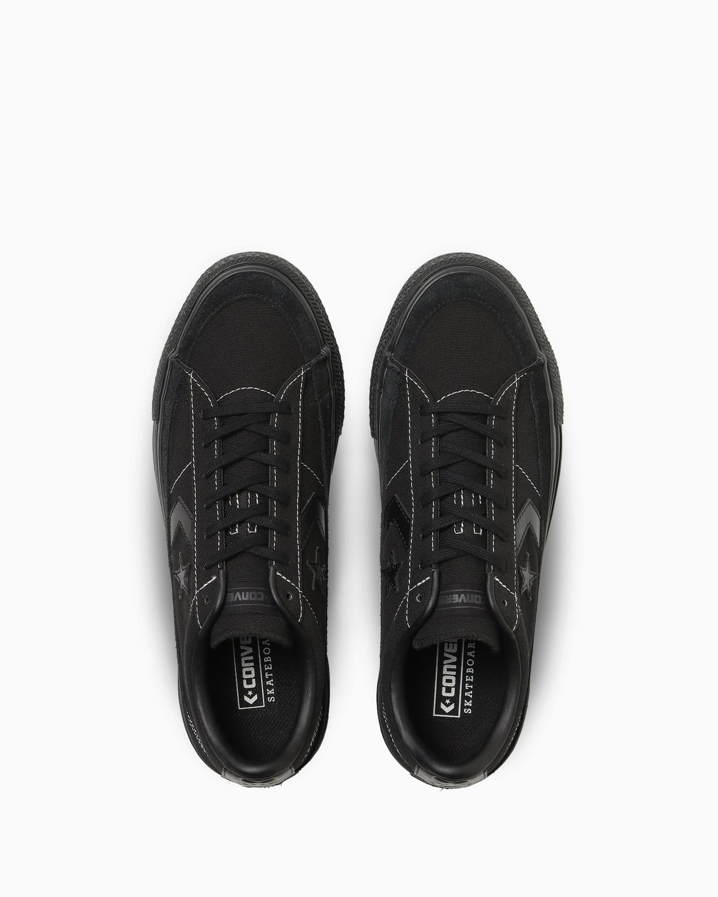 真上：黒ひもとつま先の切り替え。写真：CONVERSE公式34201681商品ページ
