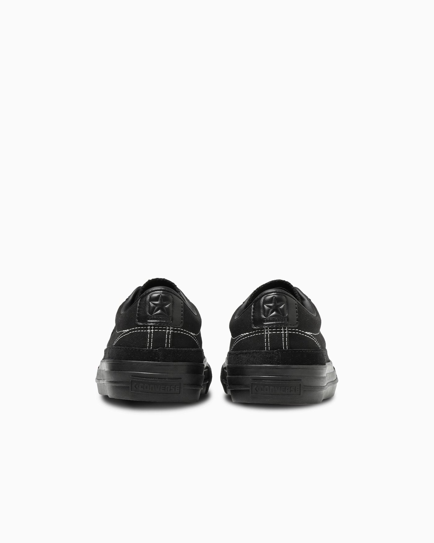 後ろ姿：星のパッチと縦の白ステッチ。写真：CONVERSE公式34201681商品ページ