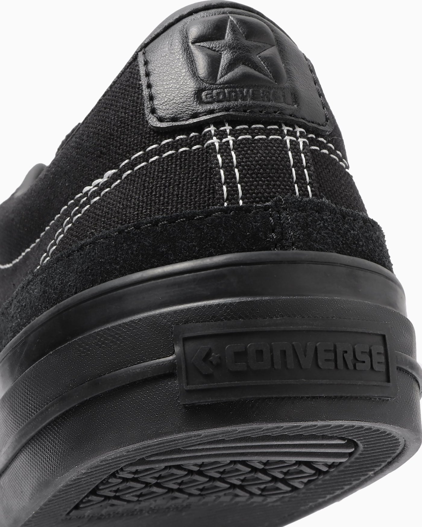 踵のアップ：星のパッチとラバーの文字。写真：CONVERSE公式34201681商品ページ