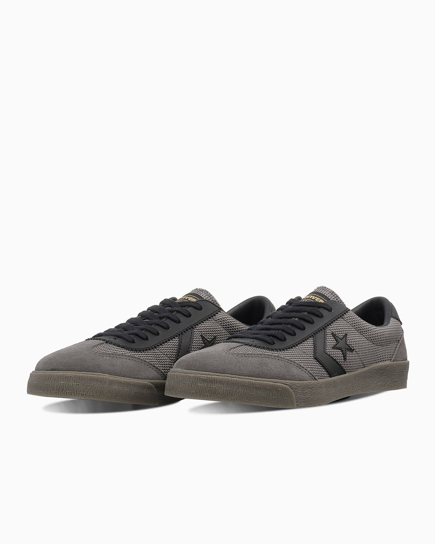 斜め前のペア:グレイのメッシュと黒いひも。写真:CONVERSE公式33703080商品ページ