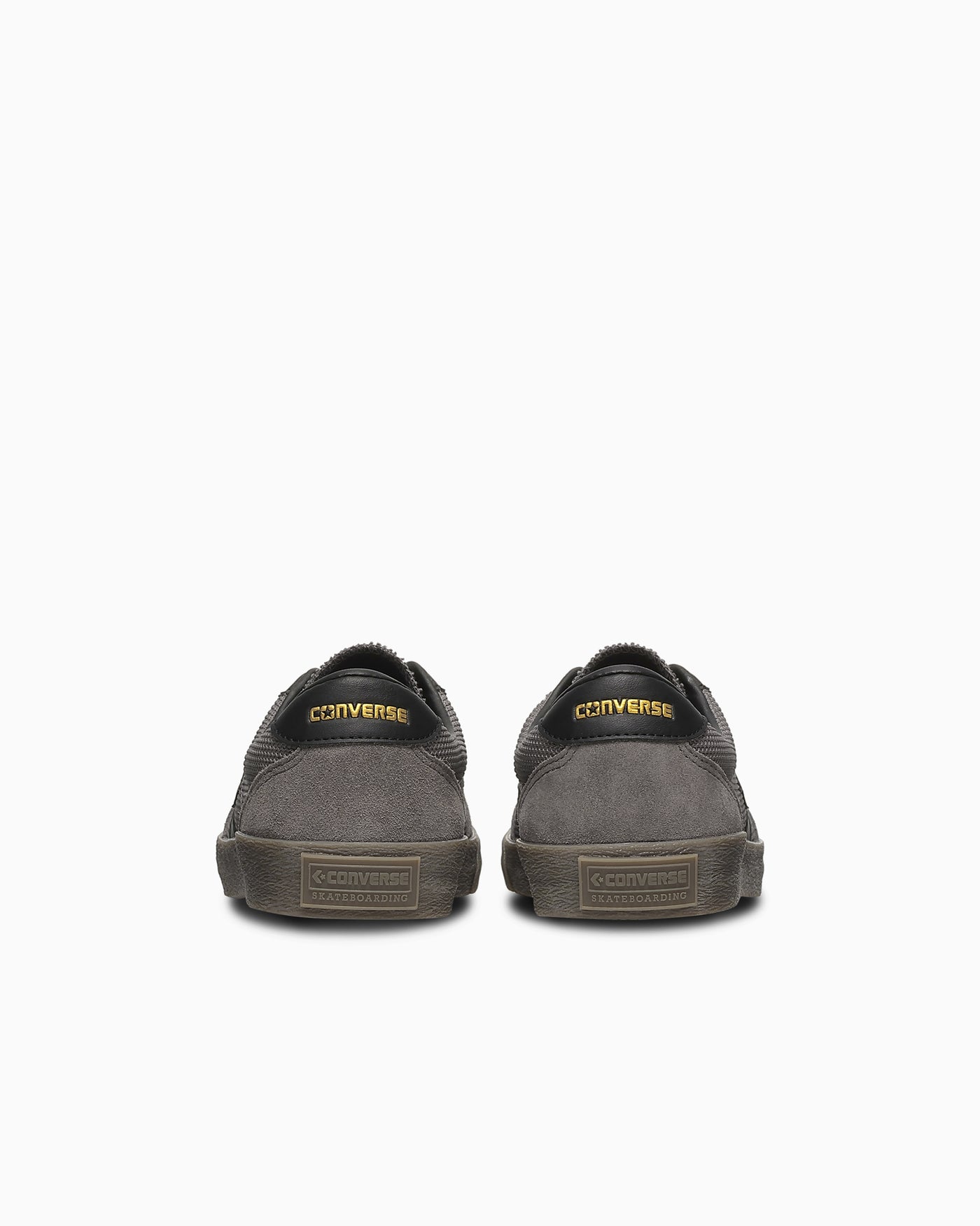 後ろ姿:金色の文字とスエードの踵。写真:CONVERSE公式33703080商品ページ