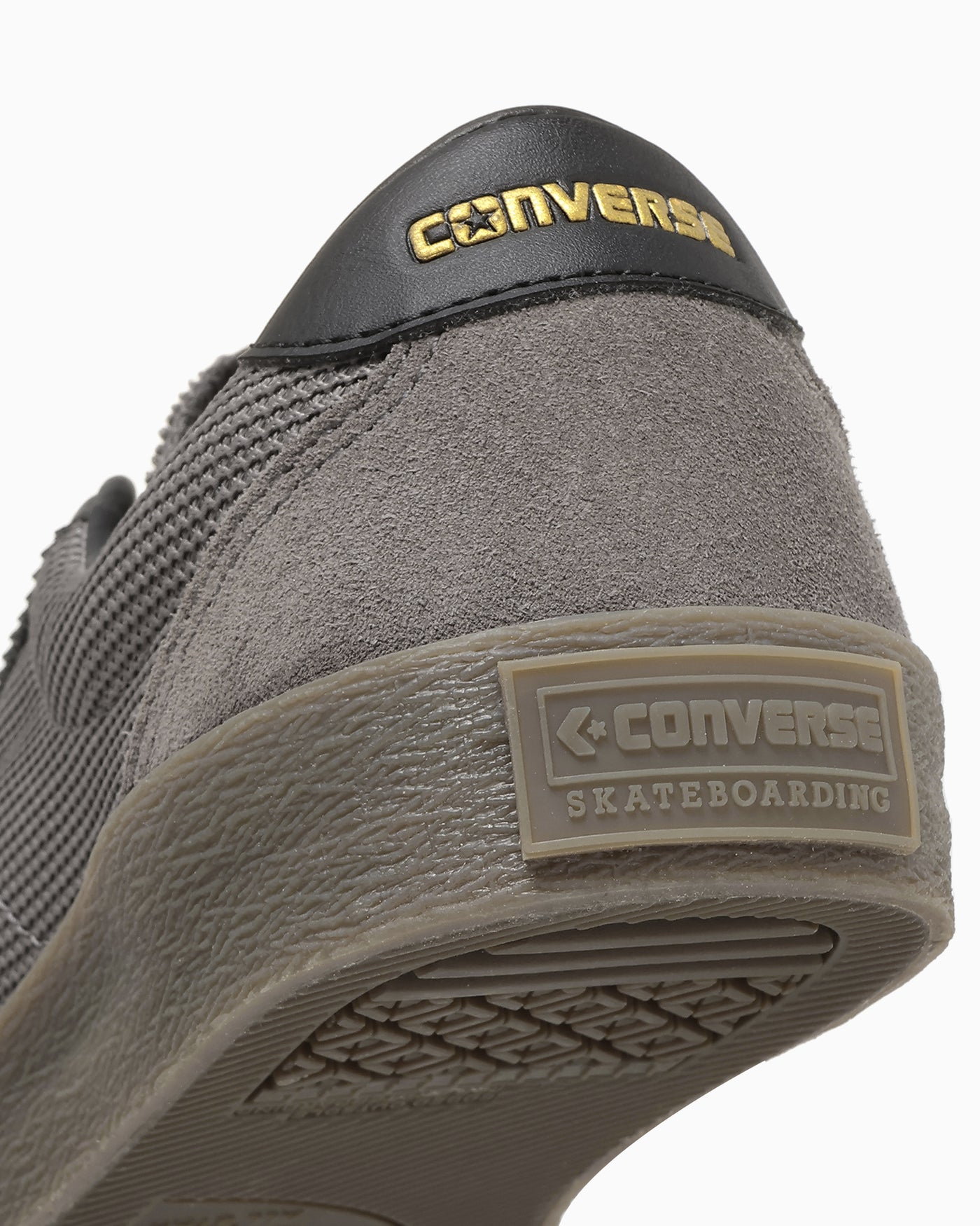 踵のアップ:素材の境目とSKATEBOARDINGのラベル。写真:CONVERSE公式33703080商品ページ