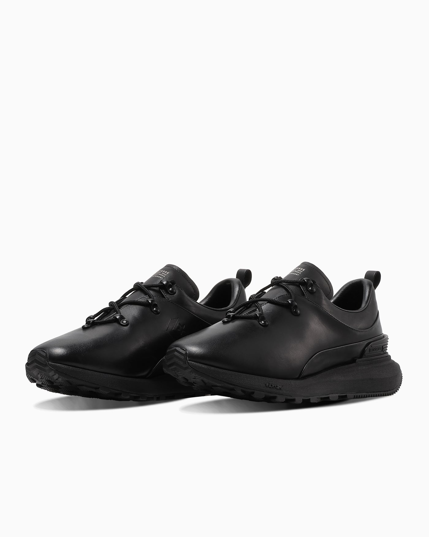 斜め前のペア：黒レザーとホック式のひも通し。写真：CONVERSE公式34095080商品ページ