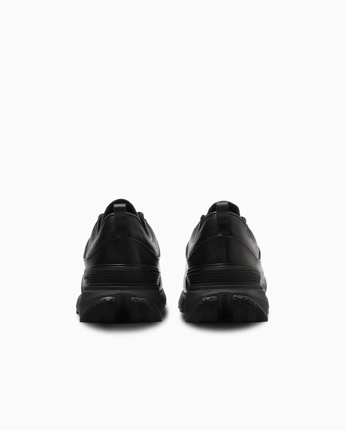 後ろ姿：踵のループと横筋の入るパーツ。写真：CONVERSE公式34095080商品ページ