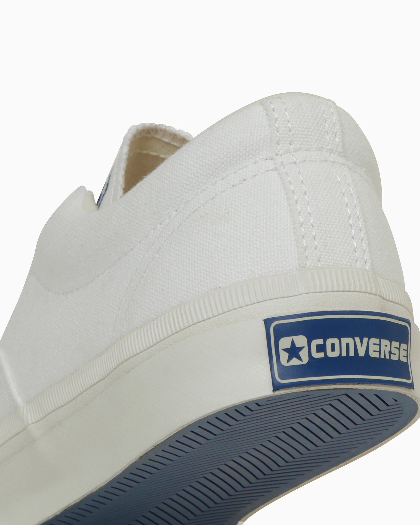 踵のアップ：ヒールラベルとテープの表面。写真：CONVERSE公式35500620商品ページ