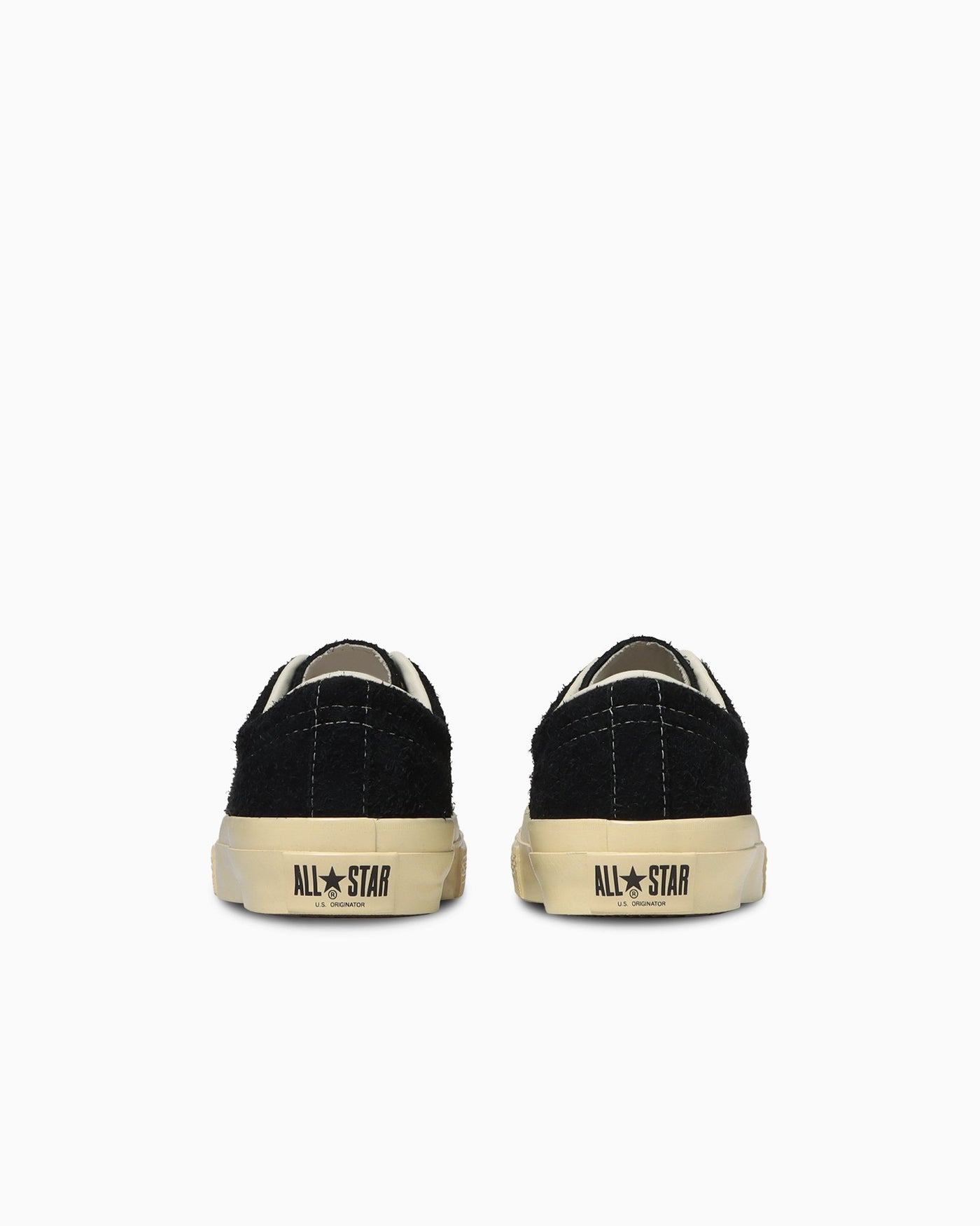 踵：黒いスエードと生成りのヒールラベル。写真：CONVERSE公式35200660商品ページ