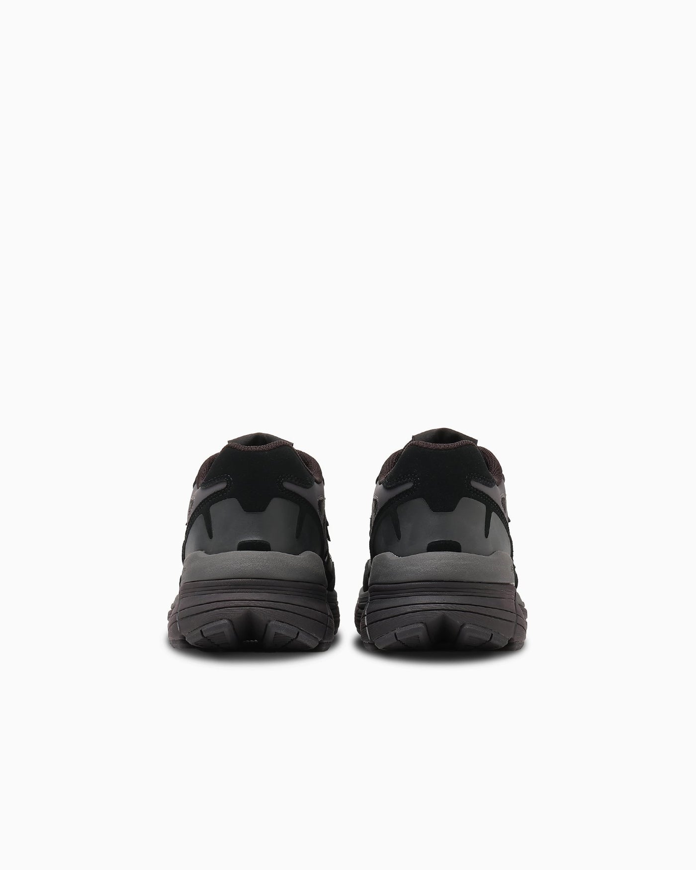 後ろ姿：濃灰の補強と層のある踵ソール。写真：CONVERSE公式34202010商品ページ