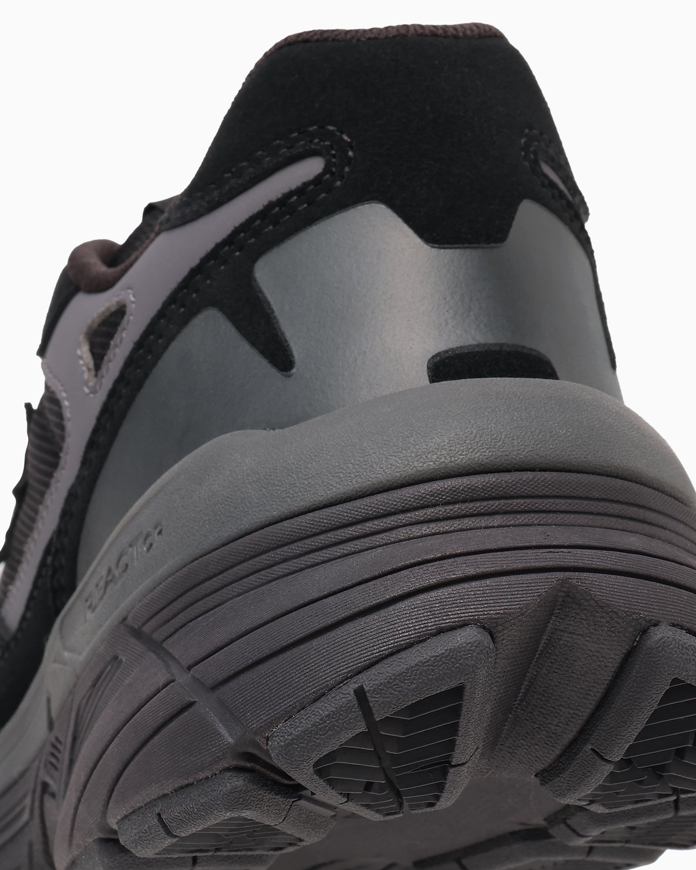 踵のアップ：補強の縁とソールの溝。写真：CONVERSE公式34202010商品ページ