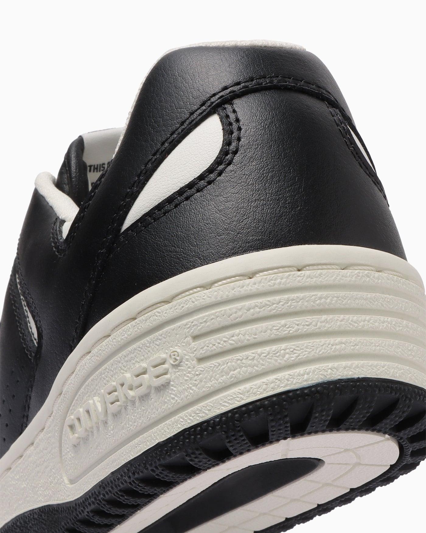 踵のアップ：革の縫い合わせとCONVERSEの文字。写真：CONVERSE公式34201750商品ページ