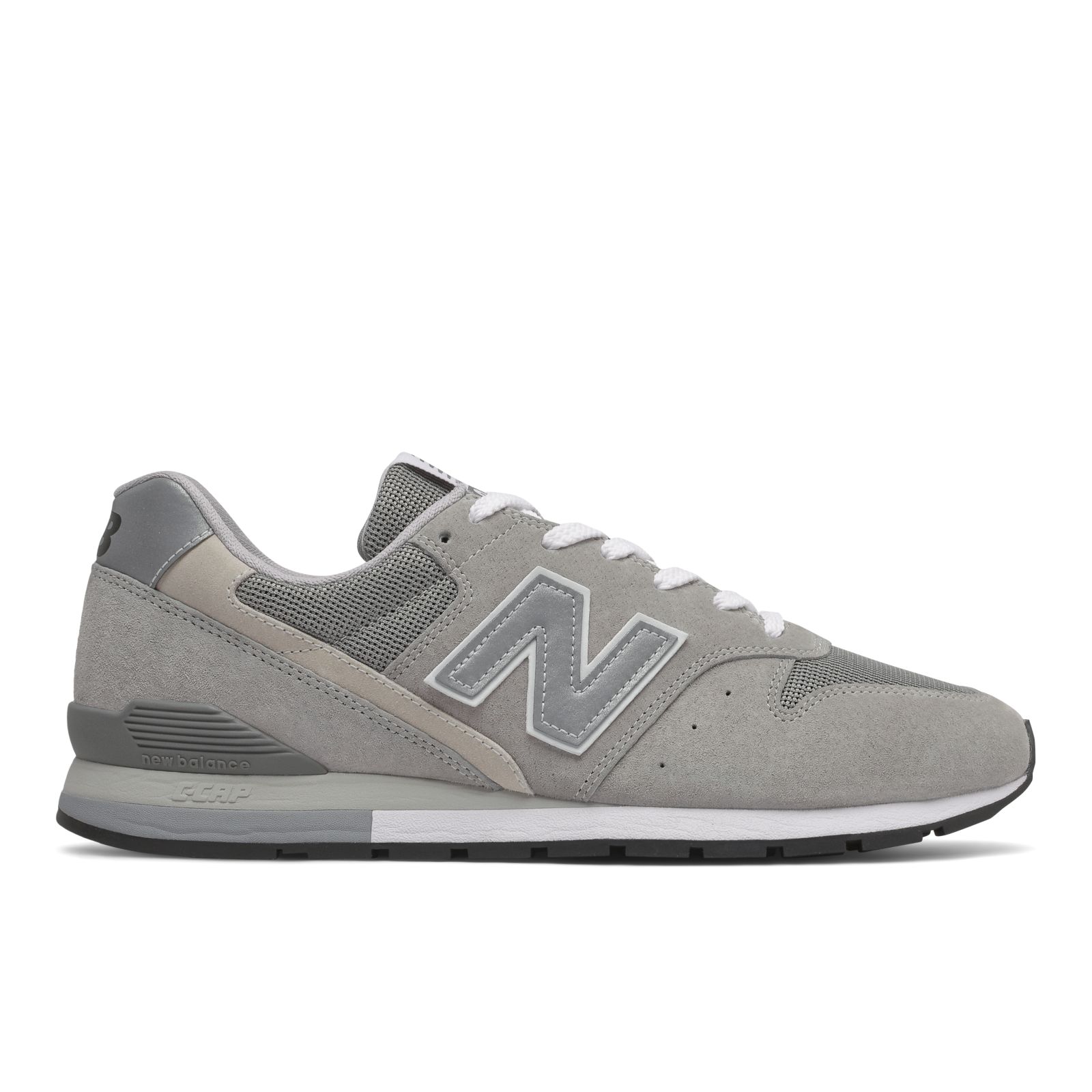 外側:縁取りのあるNロゴとグレーの重なり。写真:New Balance公式商品ページ