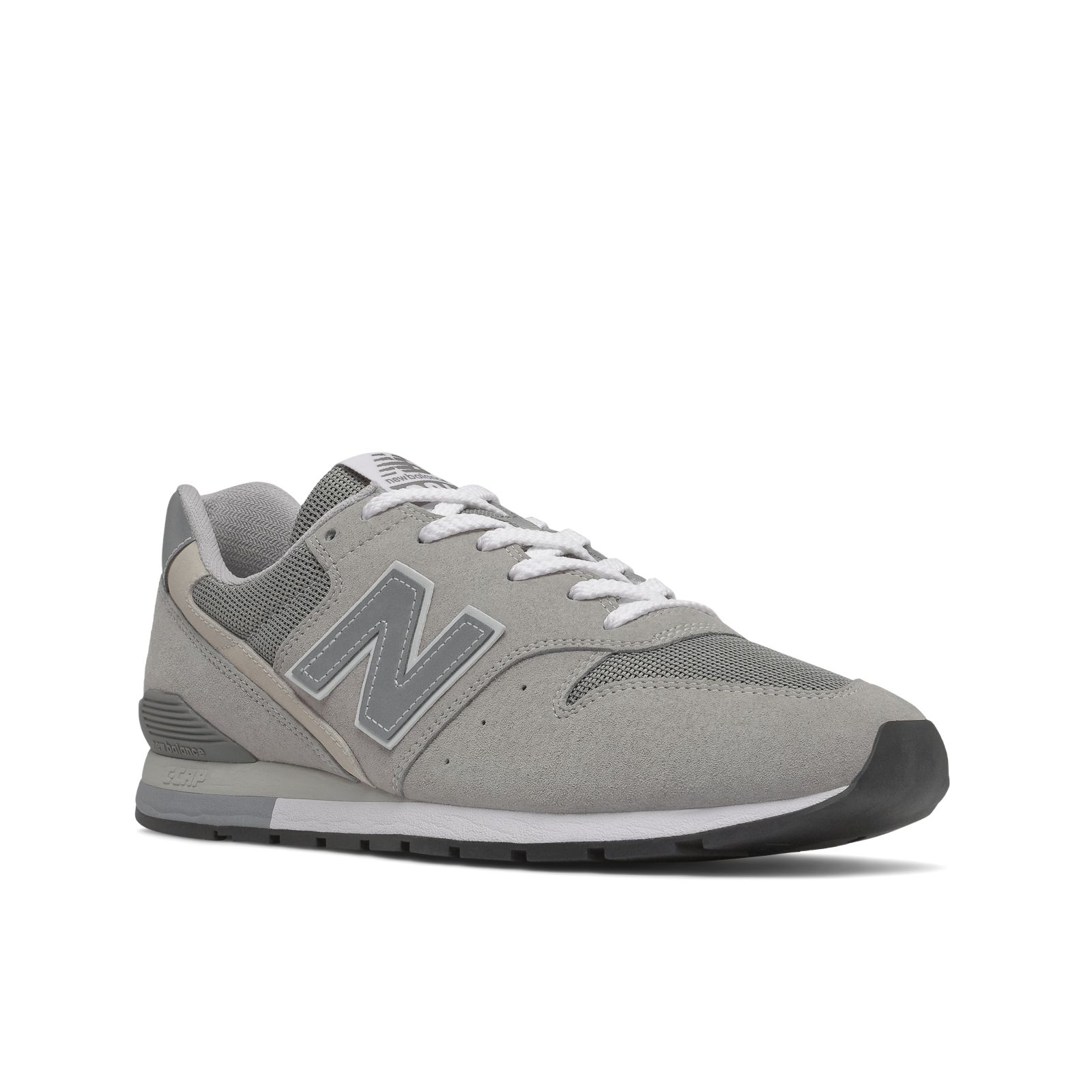 斜め前:つま先の切替と白いシューレース。写真:New Balance公式商品ページ