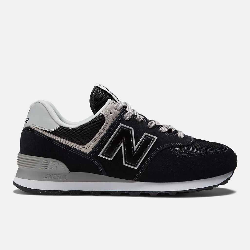 黒いアッパーと明るい縁取り、側面のNロゴ。写真:New Balance公式