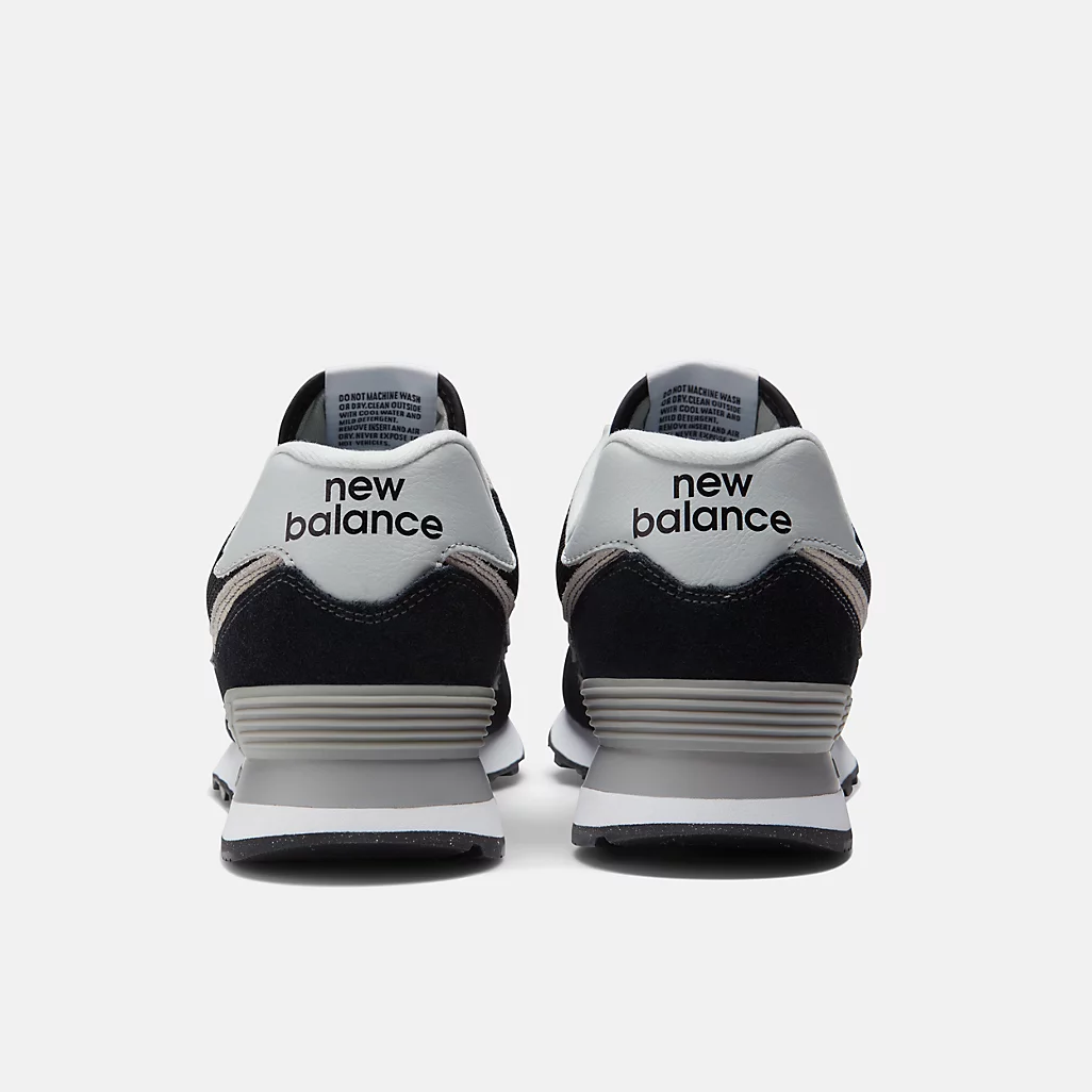 かかと側のロゴとソール。写真:New Balance公式