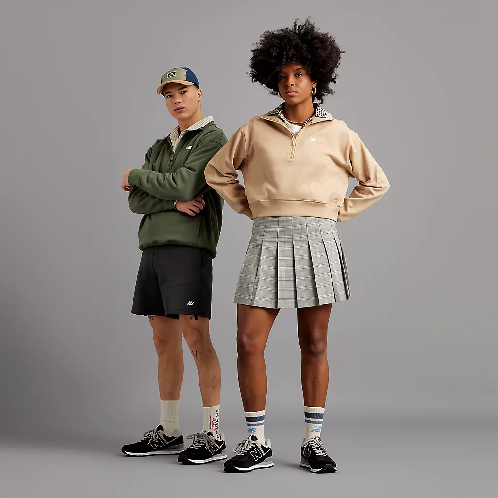 公式の着用例:服装と靴の配色。写真:New Balance公式