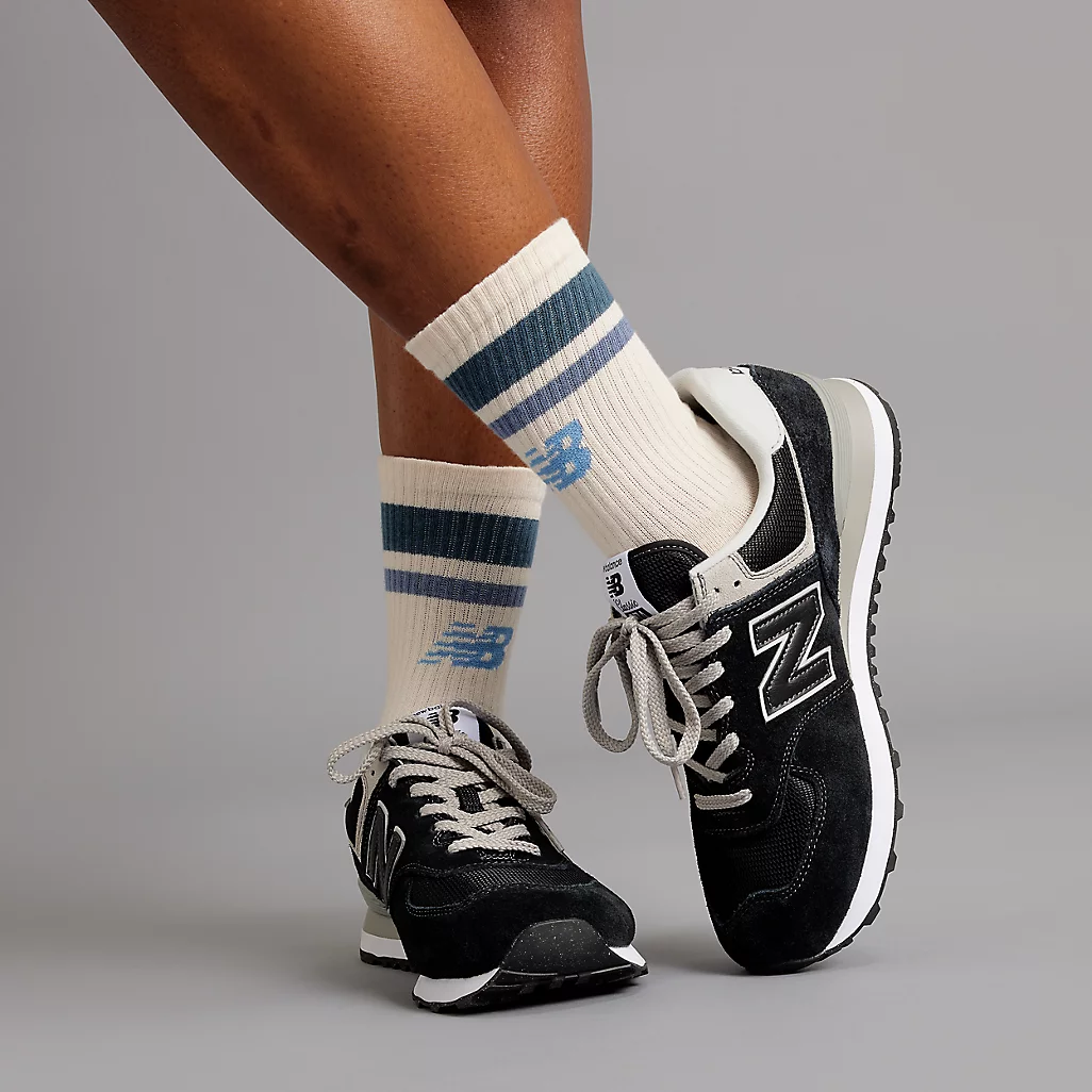足元の着用例:ひもと履き口の見え方。写真:New Balance公式