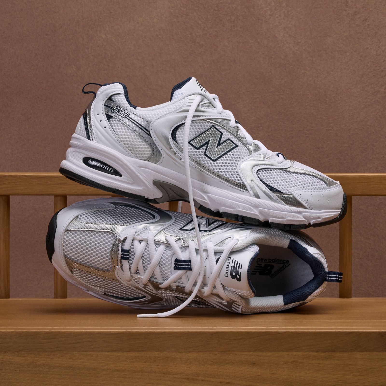 同一カラーのペア：横面と上面を一緒に見る。写真：New Balance公式MR530SG商品ページ