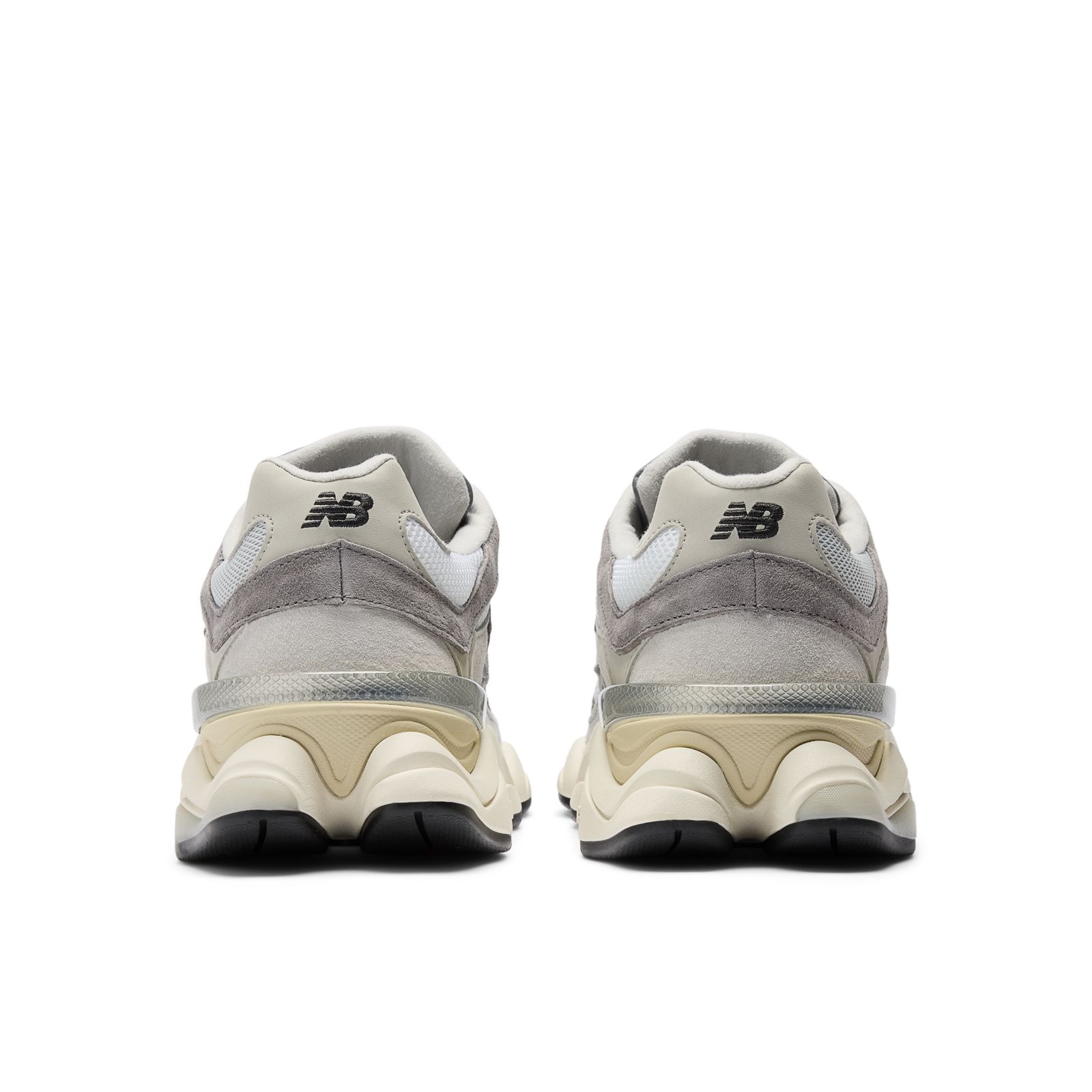 後面:かかとの形と半透明の部材。写真:New Balance公式U9060GRY商品ページ
