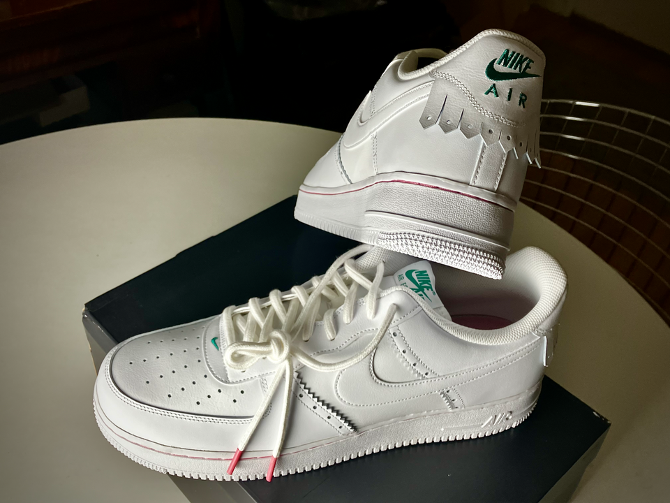 白いスウッシュ、緑のNIKE AIRロゴ、淡いピンクの縁取りがあるエア フォース 1 '07 LV8 ND2 HF1937-100