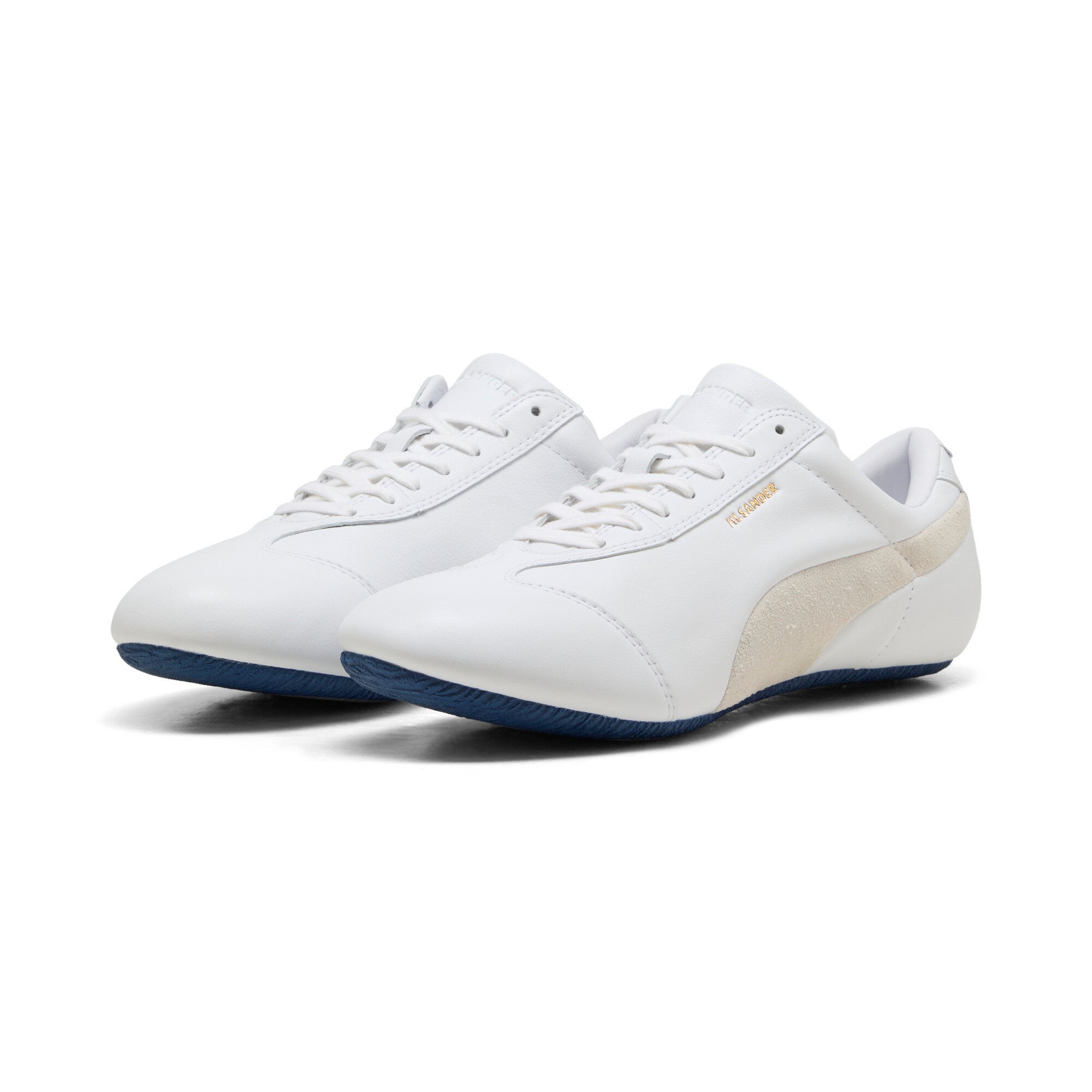 PUMAとJIL SANDERのSPEEDCAT L 410057_01。白い革アッパーと青い靴底の商品単体写真