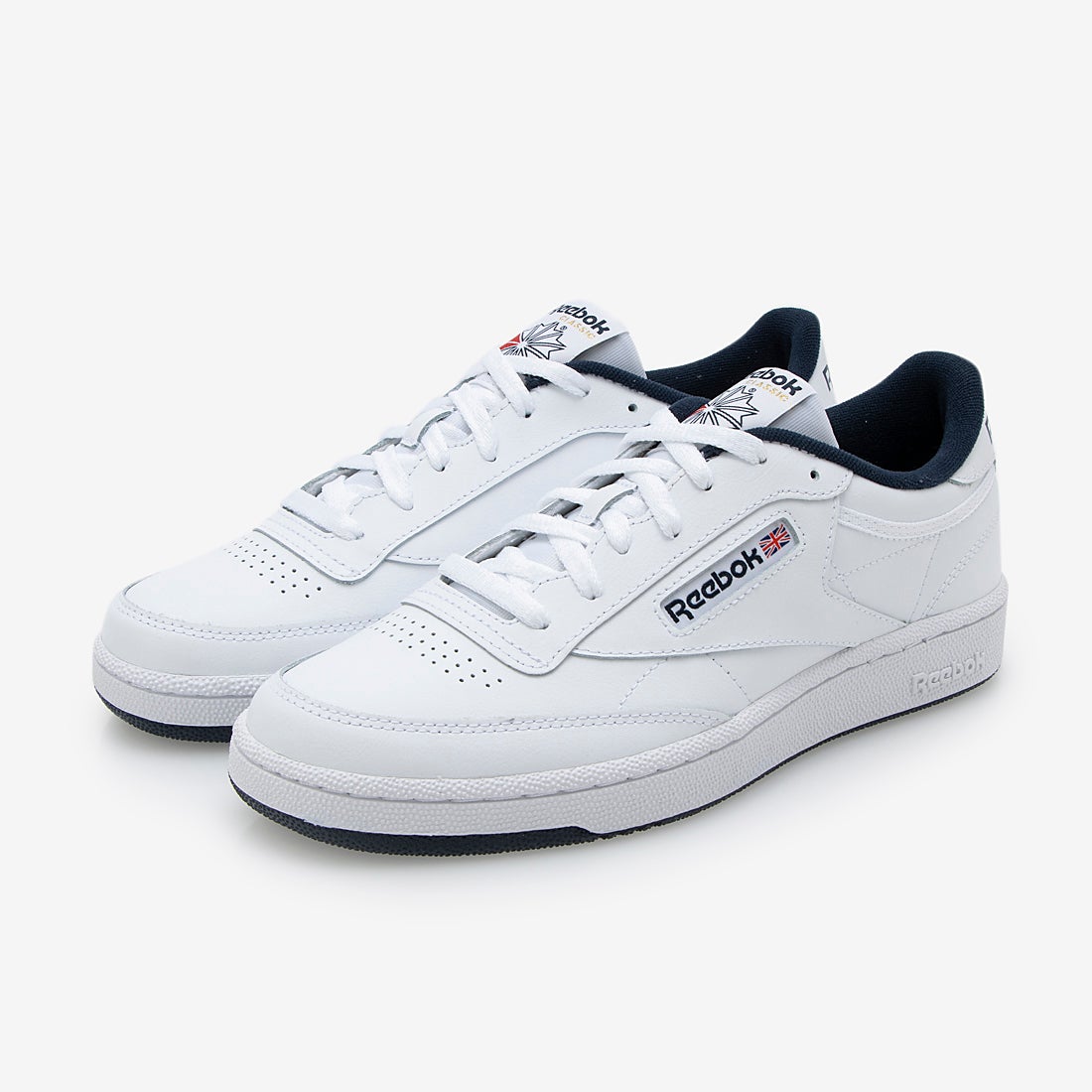 斜め前のペア：白いアッパーと濃色の履き口。写真：Reebok公式RE1759BU15178商品ページ