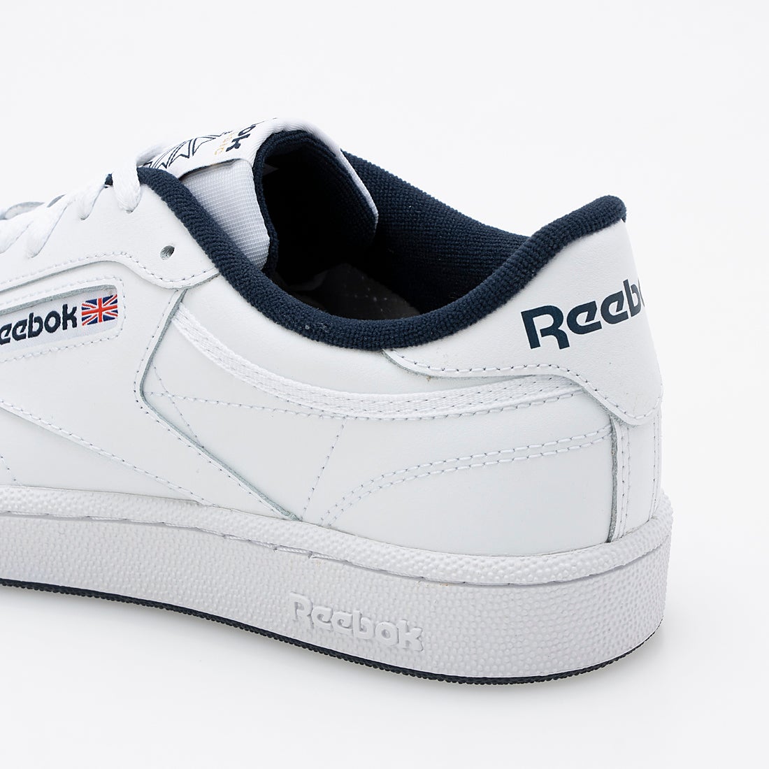 踵の拡大：縫い目とソールのロゴ。写真：Reebok公式RE1759BU15178商品ページ