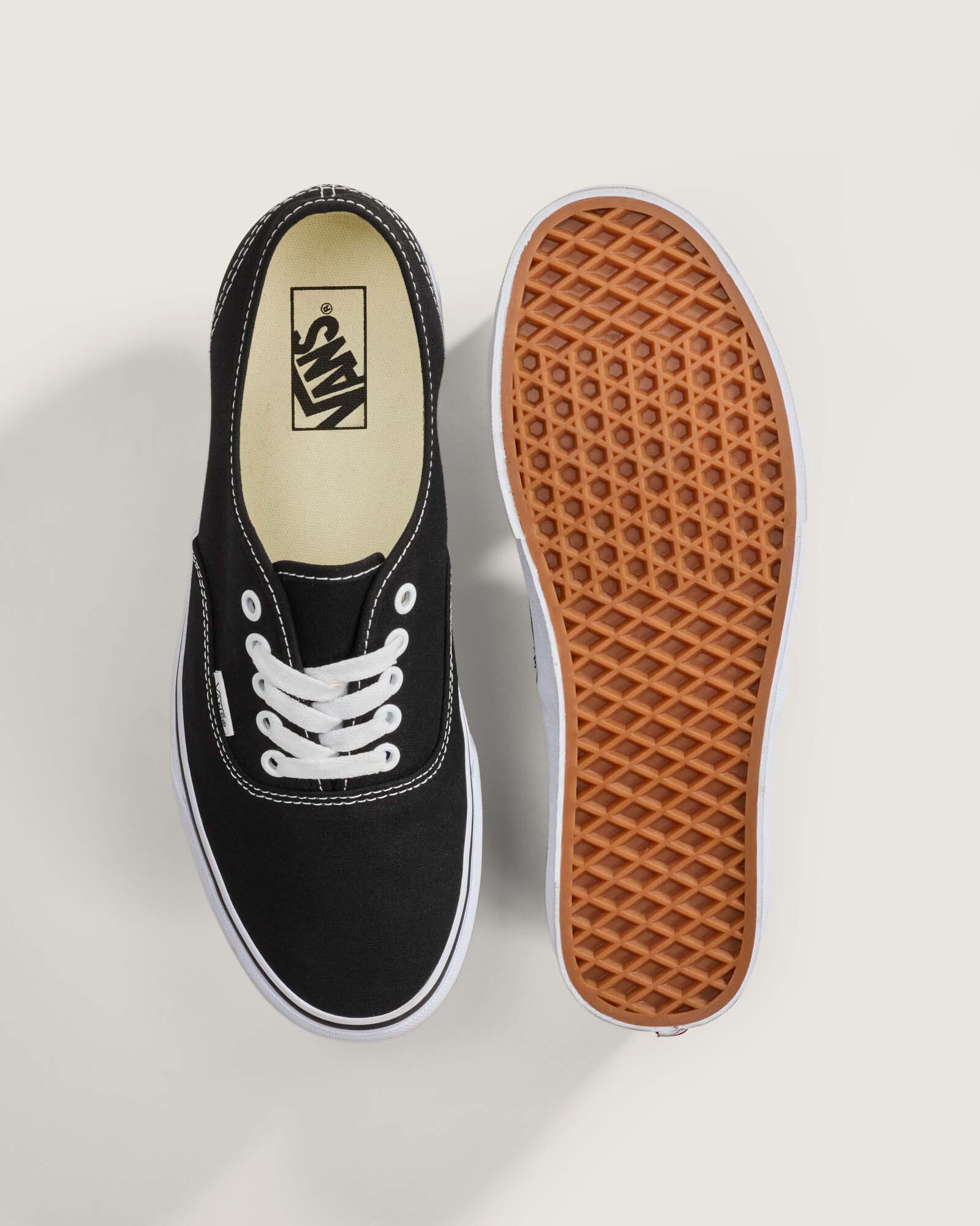 上面と靴底:内側のVANSロゴとワッフル模様。写真:Vans公式VN000EE3BLK商品ページ