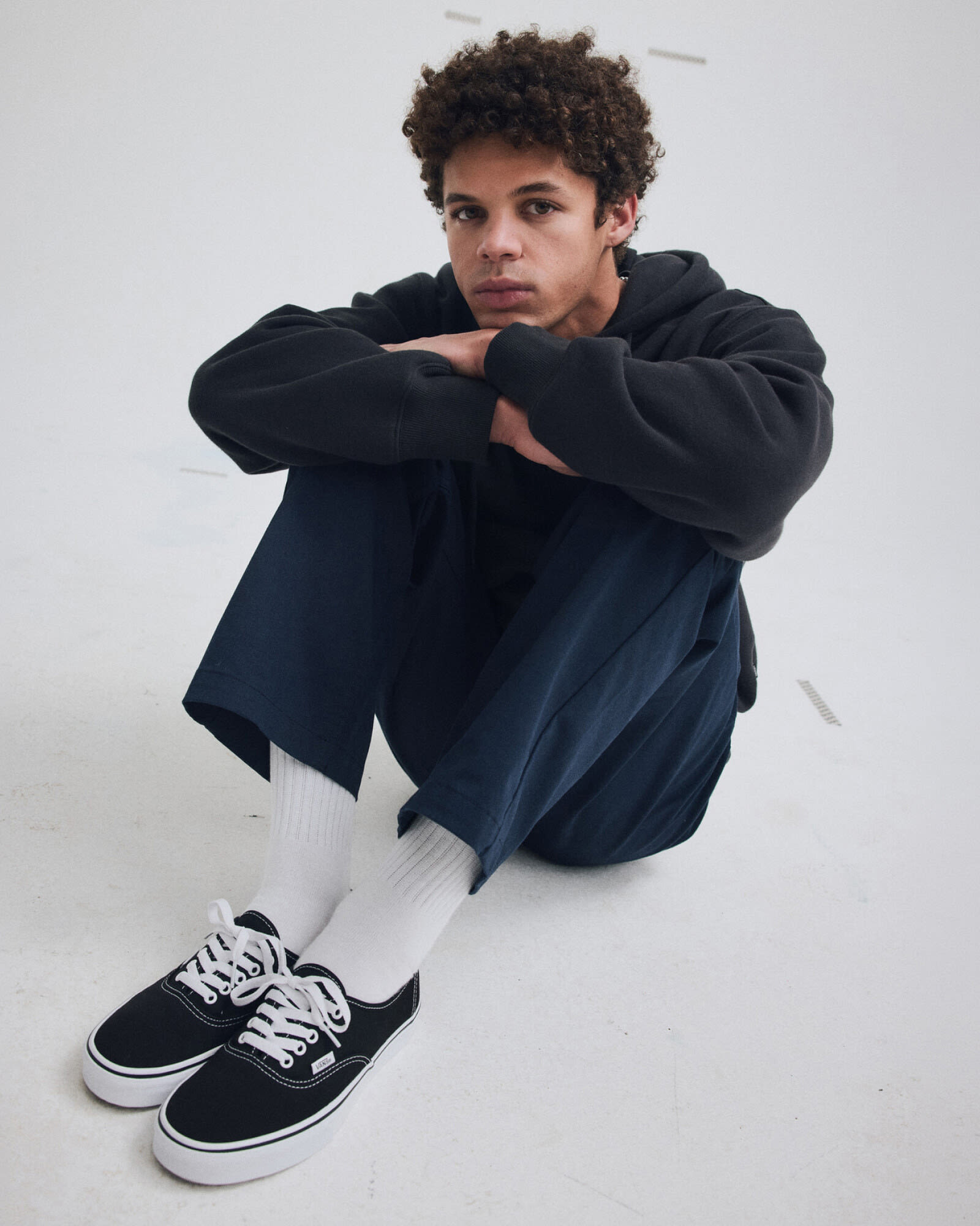着用例:ネイビーのパンツと白い靴下。写真:Vans公式VN000EE3BLK商品ページ