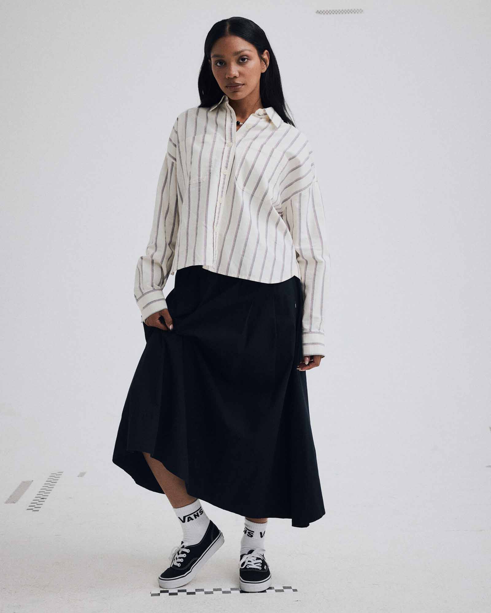 着用例:黒いスカートと白い靴下。写真:Vans公式VN000EE3BLK商品ページ