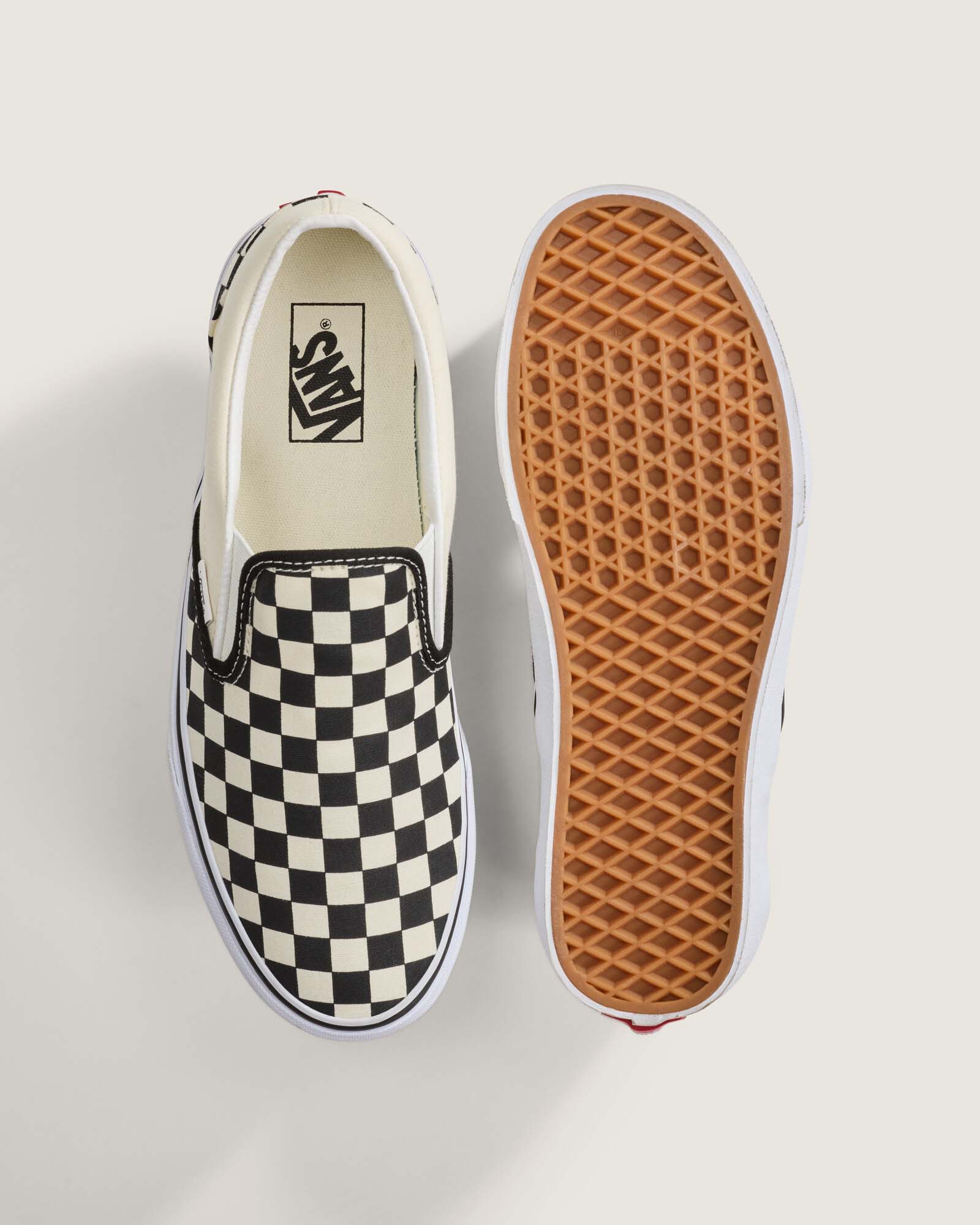 真上と靴底：広い甲の柄と茶色のワッフルパターン。写真：Vans公式VN000EYEBWW商品ページ