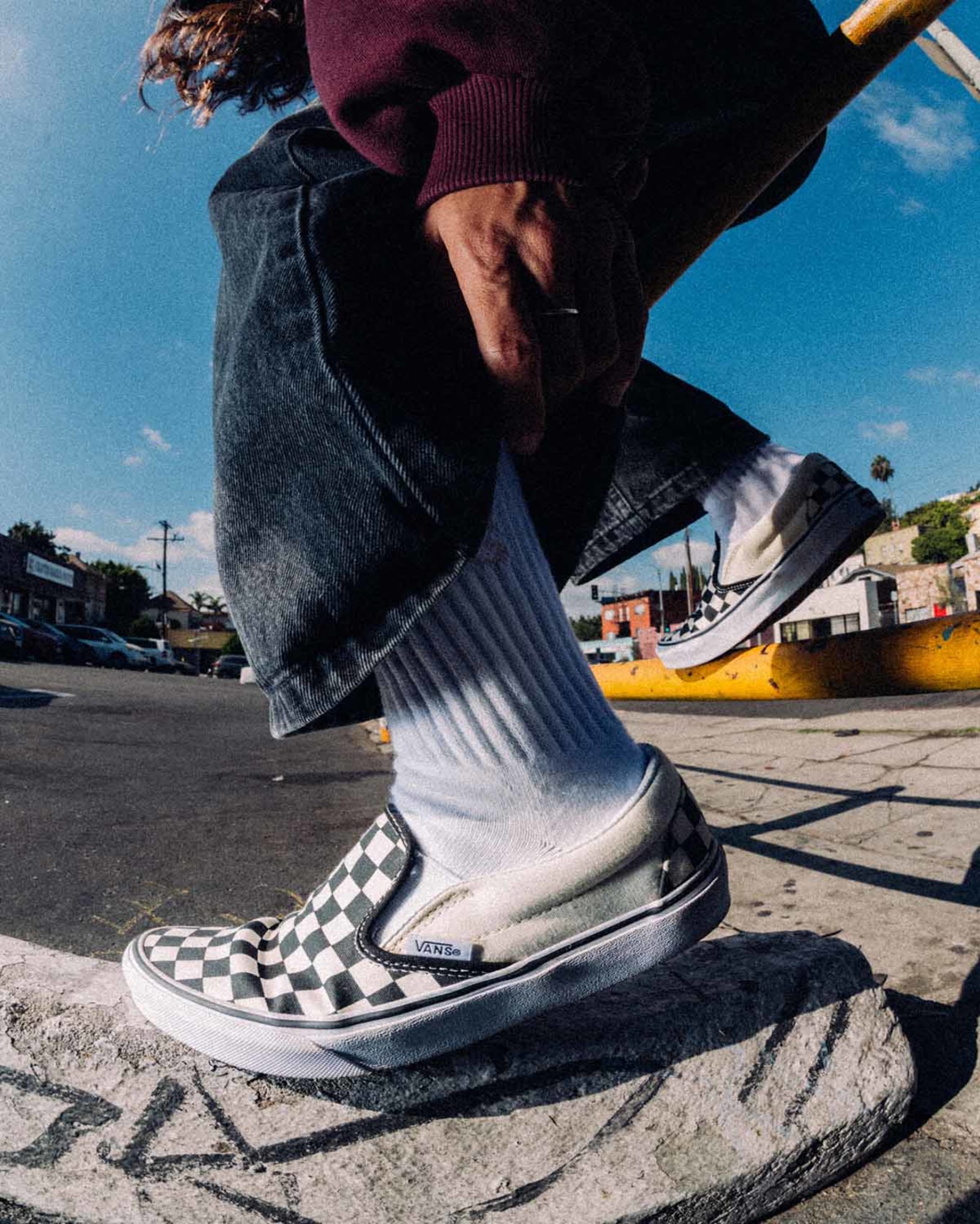 着用例：白い靴下とデニムの裾。写真：Vans公式VN000EYEBWW商品ページ
