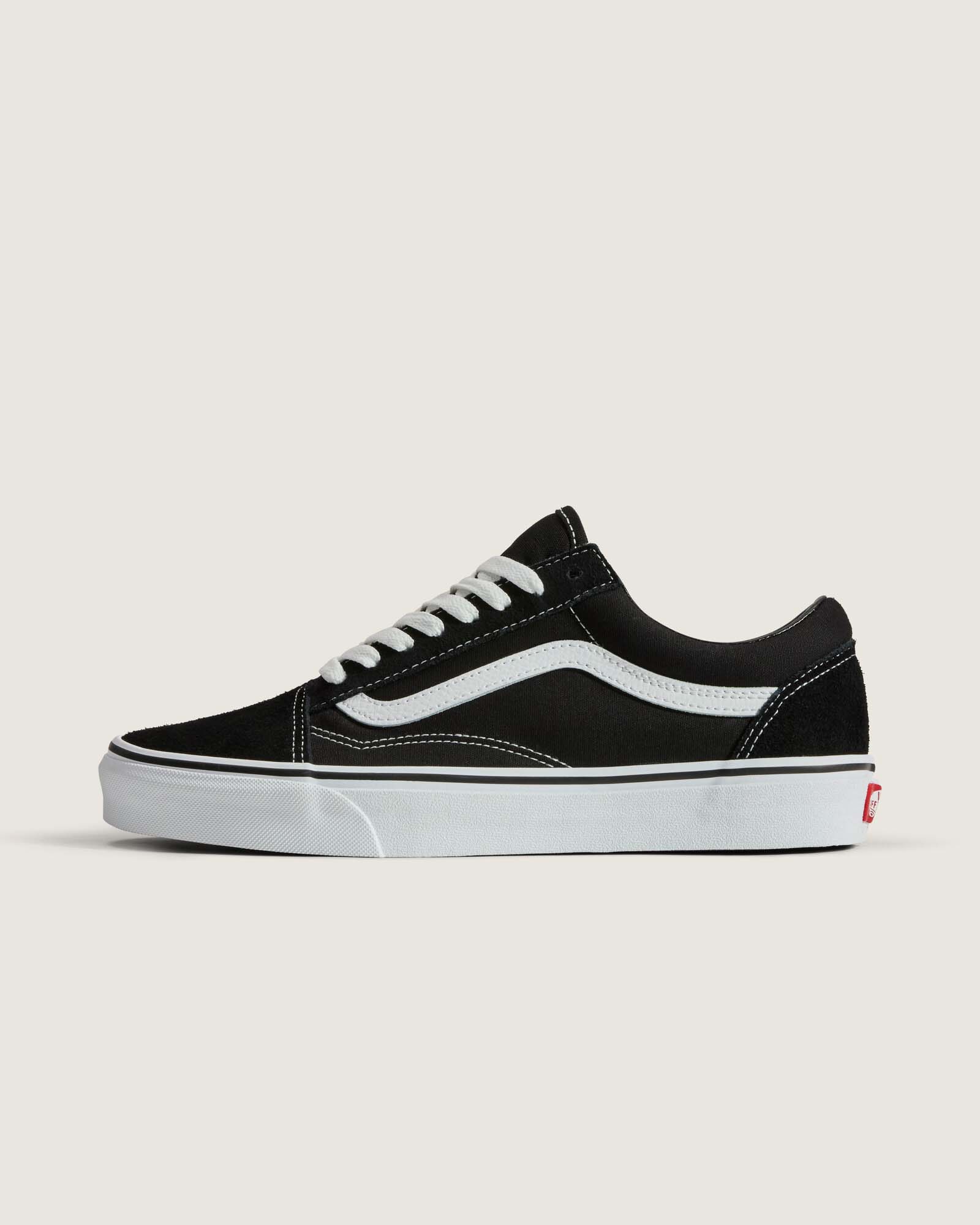 側面：黒いアッパーと白いソールの境目。写真：Vans公式VN000D3HY28商品ページ