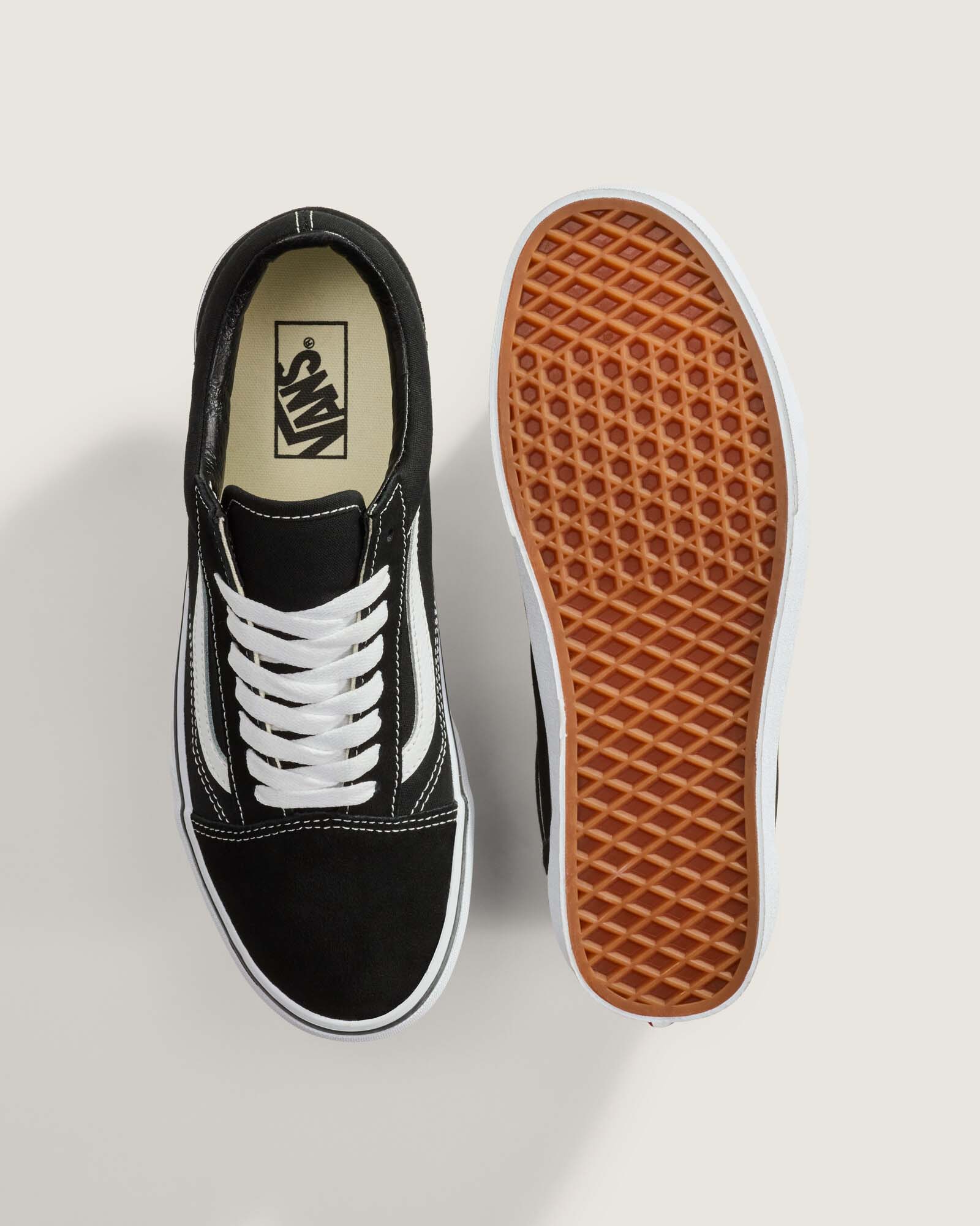 真上と靴底：履き口と茶色のワッフルパターン。写真：Vans公式VN000D3HY28商品ページ