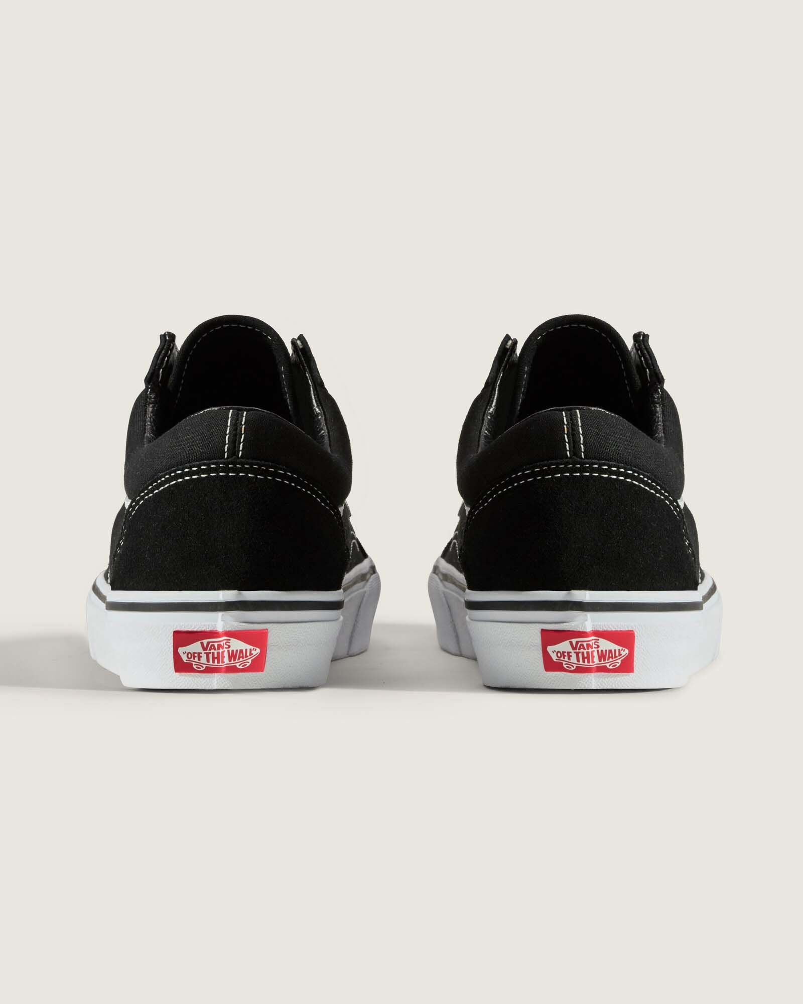 踵：赤いOFF THE WALLラベル。写真：Vans公式VN000D3HY28商品ページ