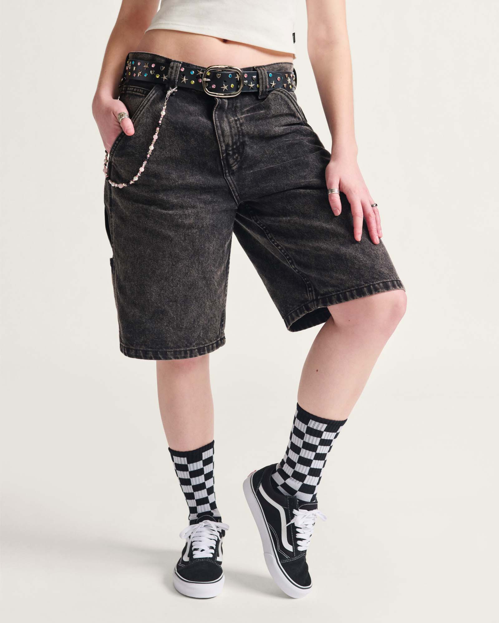 着用例：チェックの靴下と黒いショートパンツ。写真：Vans公式VN000D3HY28商品ページ