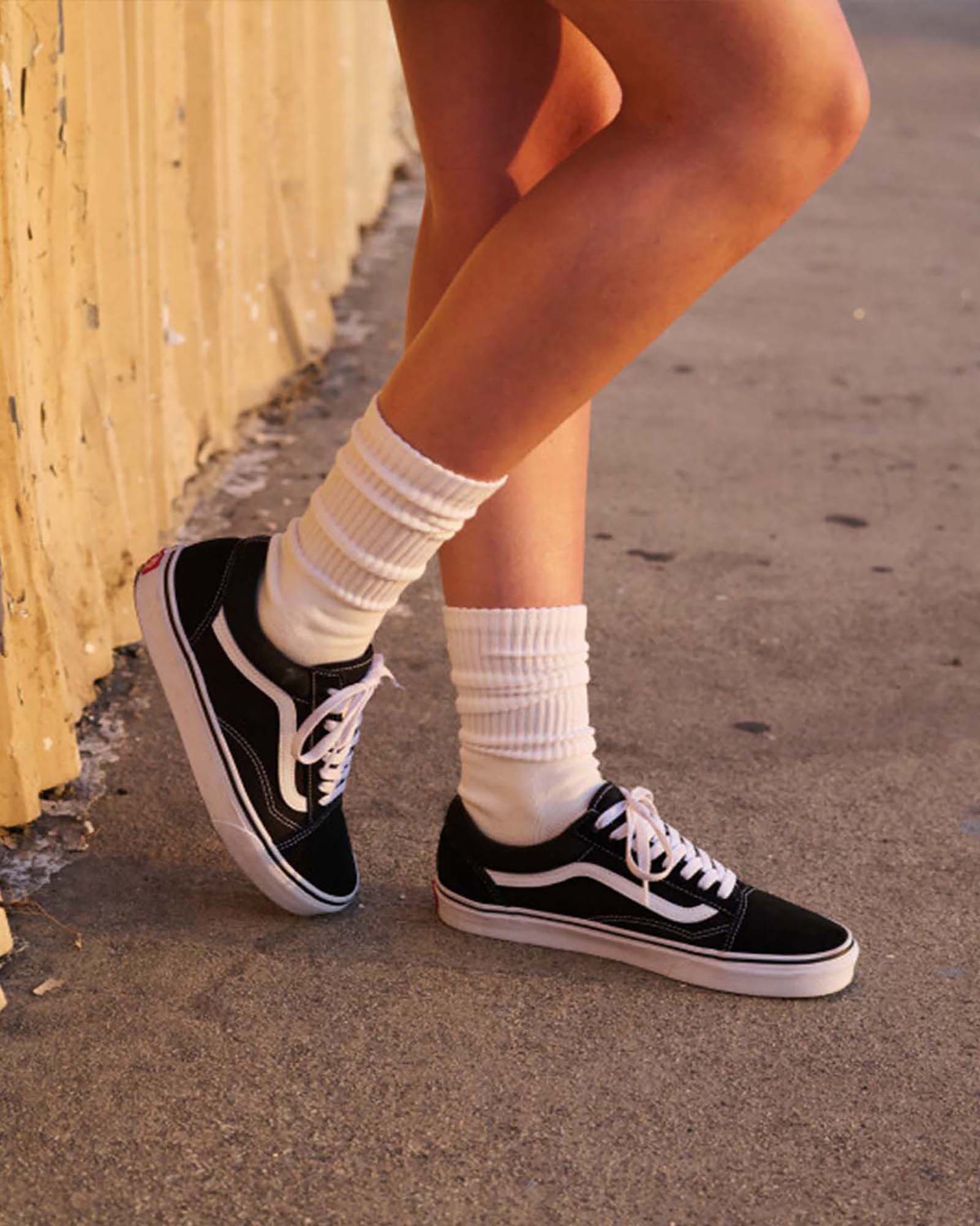 着用例：白い靴下と後ろ斜めの輪郭。写真：Vans公式VN000D3HY28商品ページ