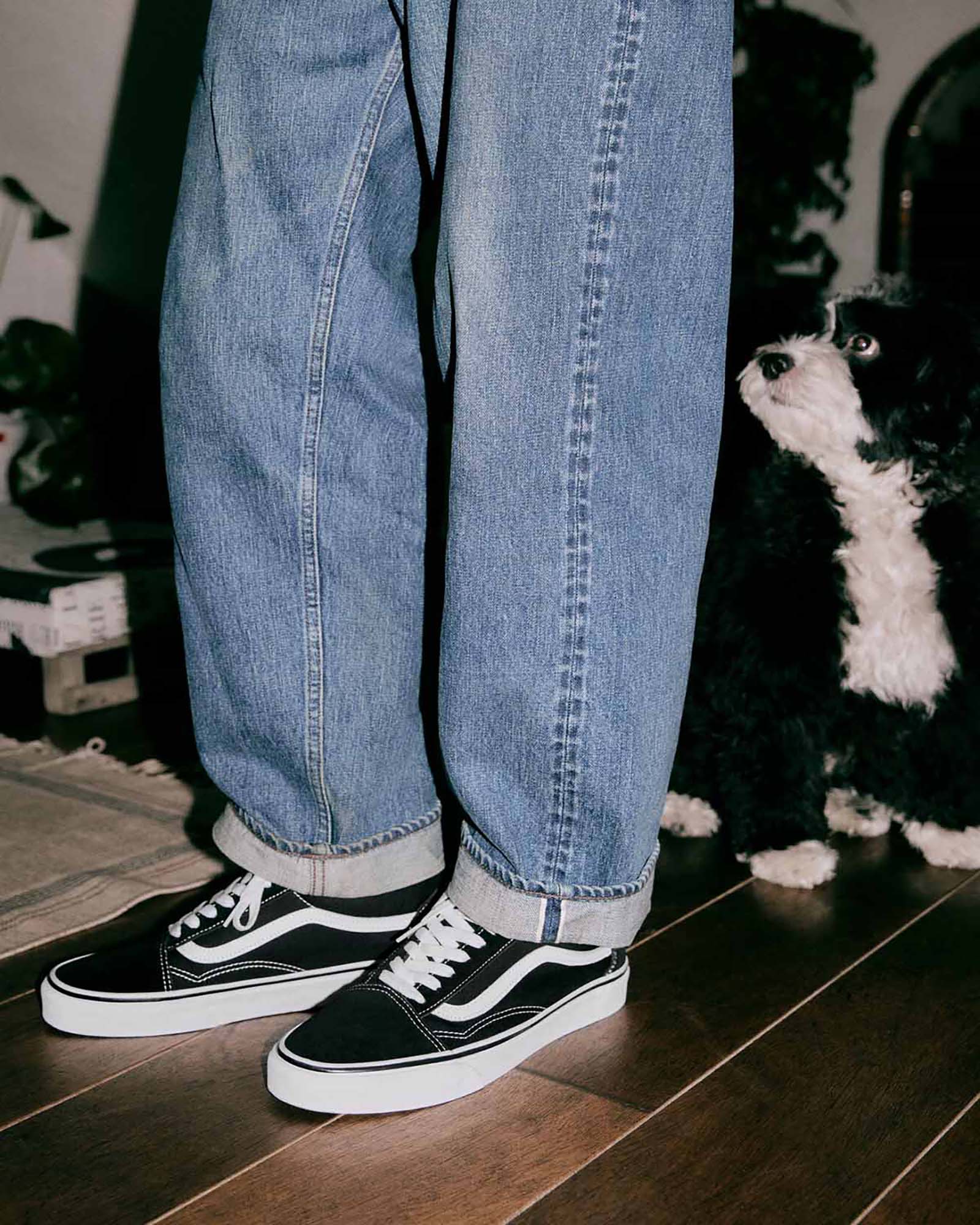 着用例：ロールアップしたデニムの裾。写真：Vans公式VN000D3HY28商品ページ