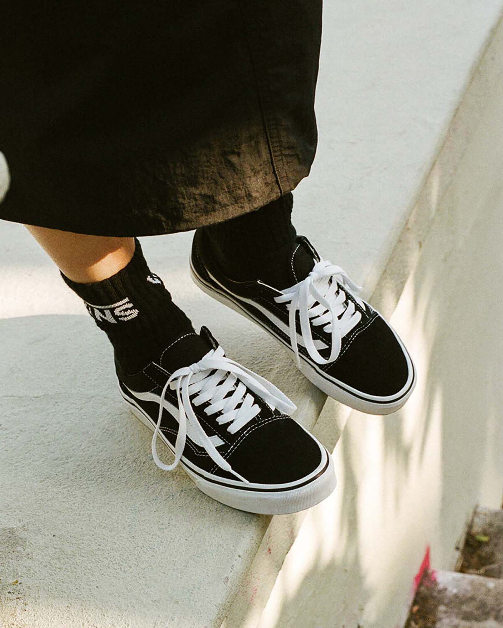 着用例：黒い靴下と白いひも。写真：Vans公式VN000D3HY28商品ページ
